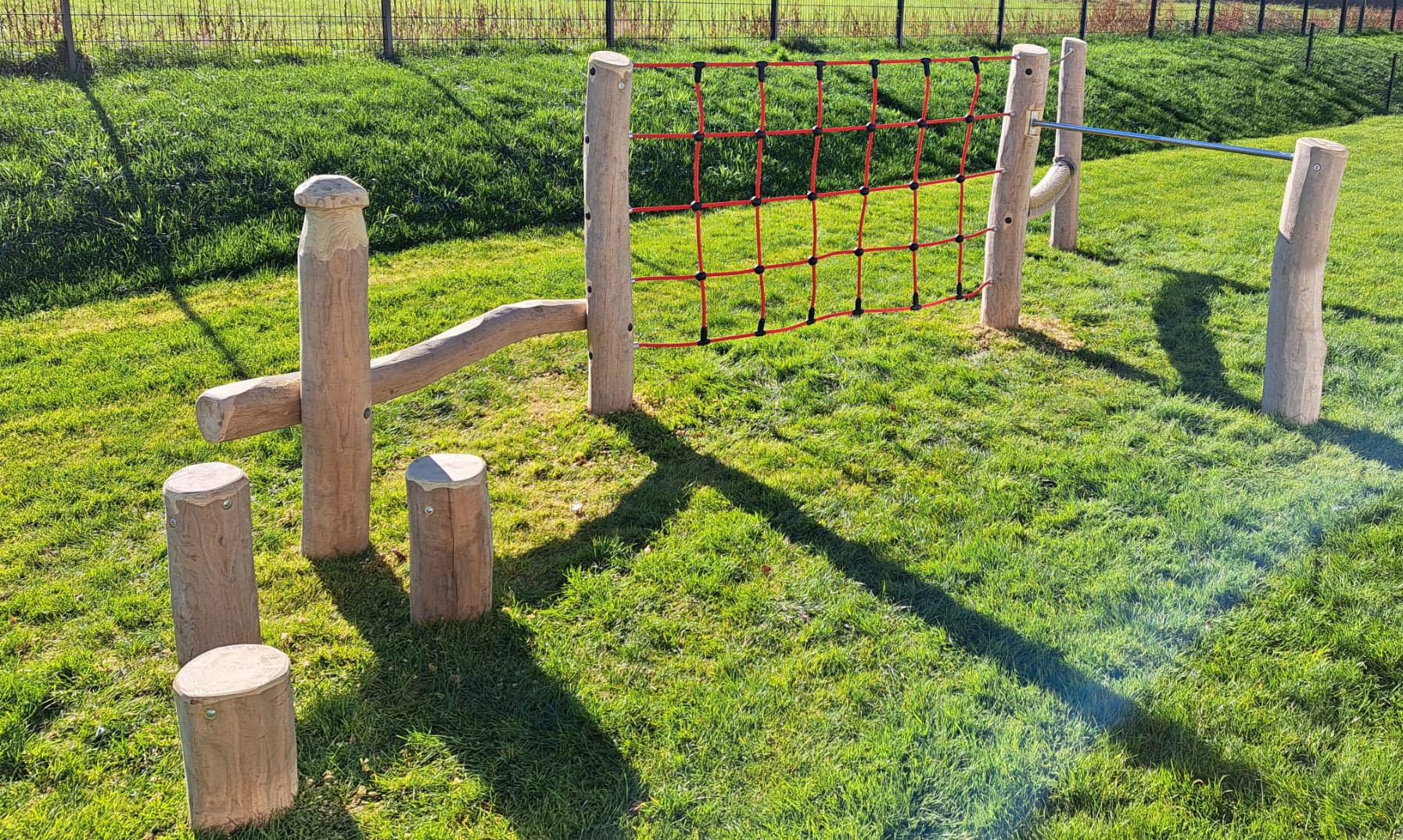 Spielgeräte aus Robinienstämmen