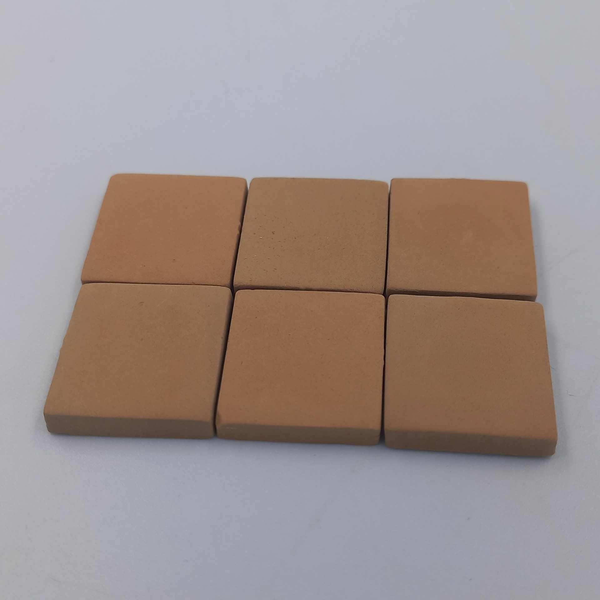 kleine, quadratische Fliesen in terracotta