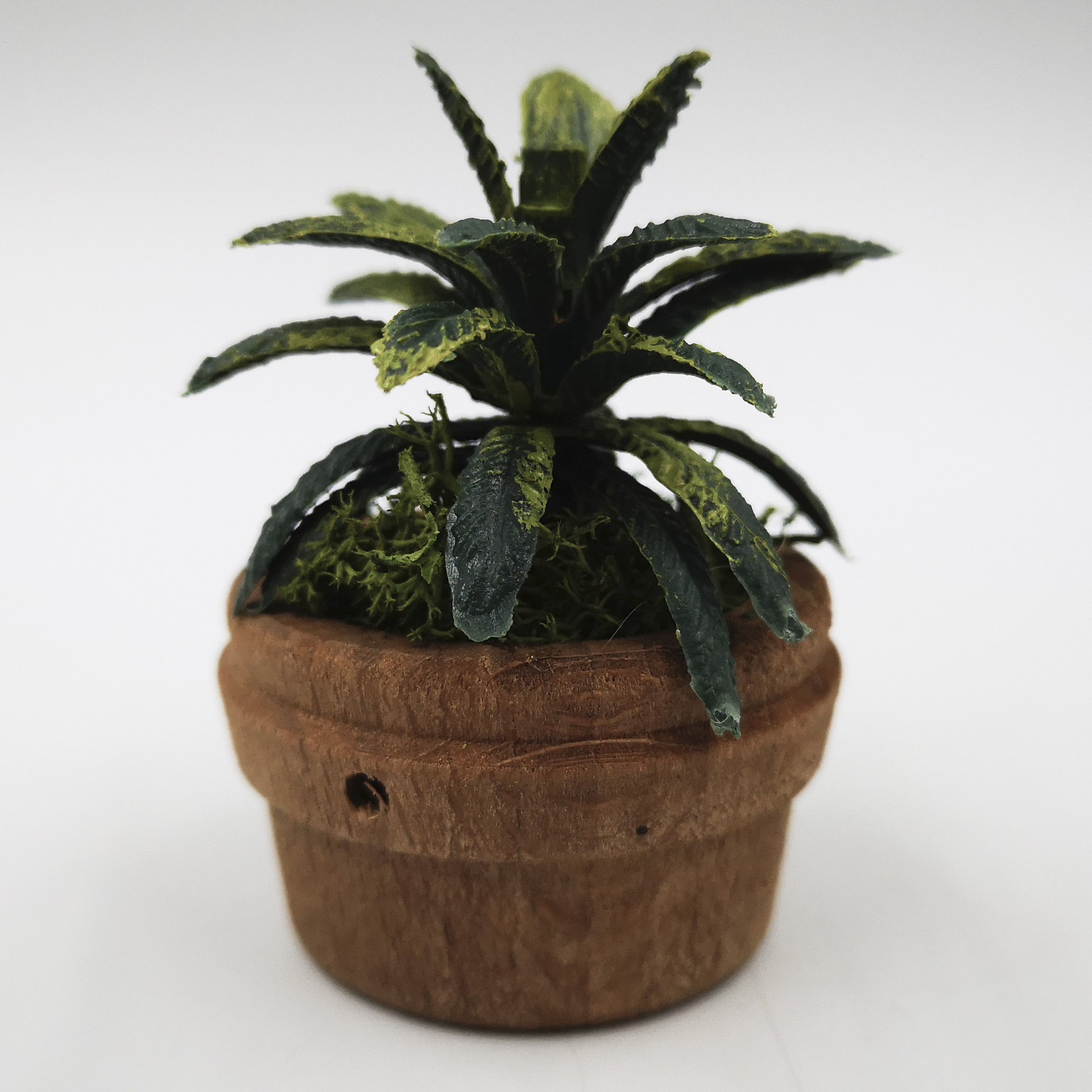 Kunstpflanze grüne Palme in holzfarbenem Bottich