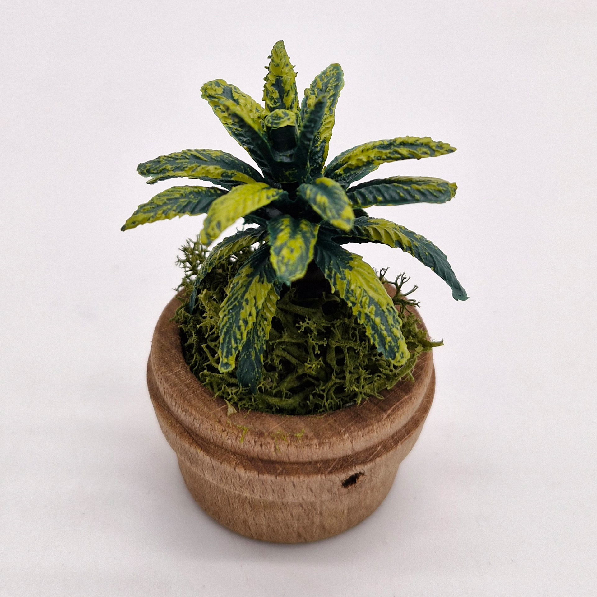 Kunstpflanze grüne Palme in holzfarbenem Bottich, Pflanze, Pflanze im Topf, Blatt, Pflanzgefäß, Topf