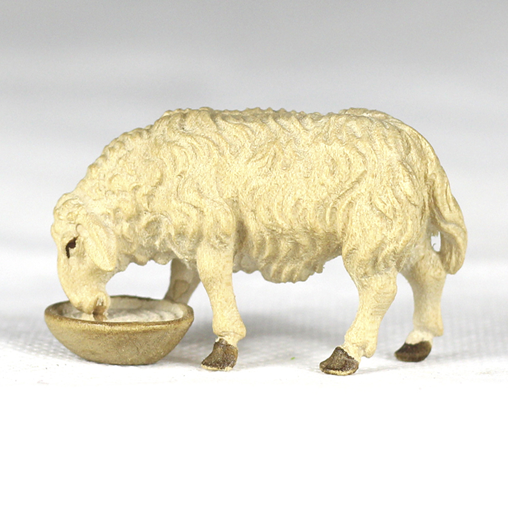 Holzfigur Schaf trinkend