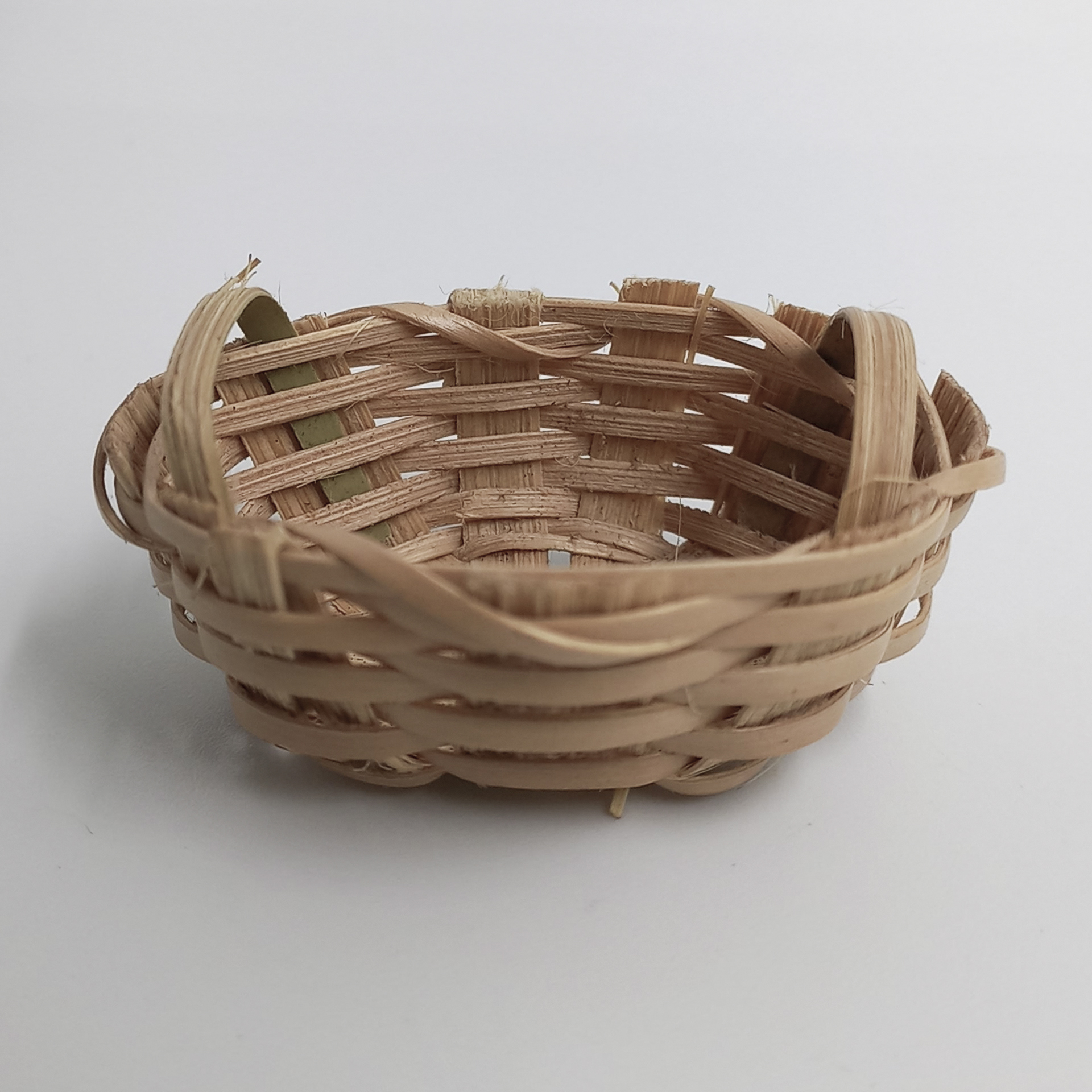 Waschkorb geflochten oval 4cm geflochtener Waschkorb als Krippenzubehör und Wichtelzubehör