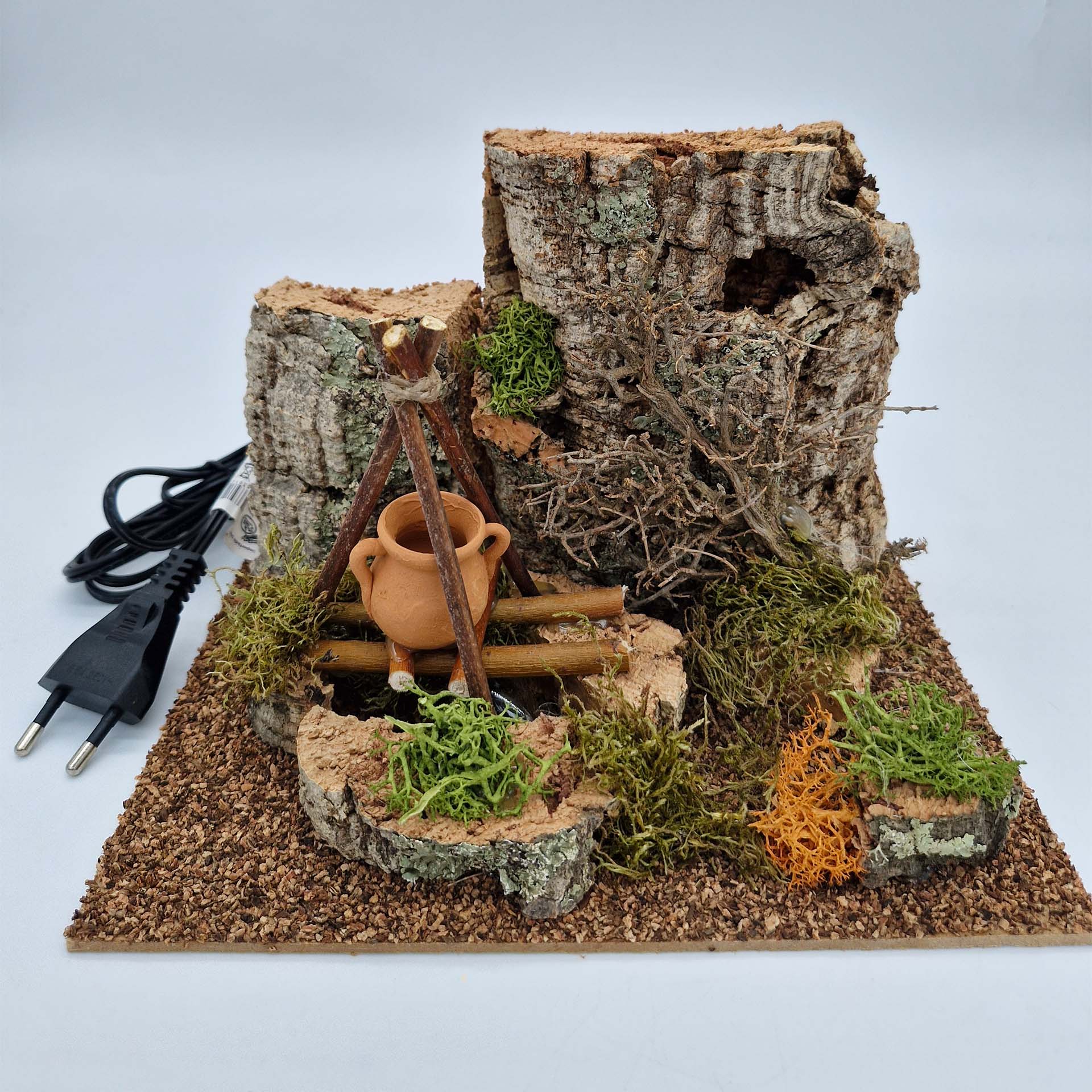 Lagerfeuer auf Holzplatte mit Dreibock und Tonkrug, Pflanze, Baum