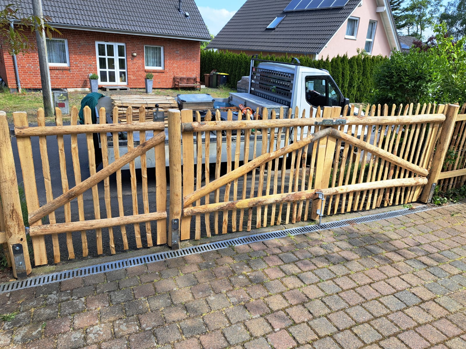Staketenzaun mit einem Doppeltor