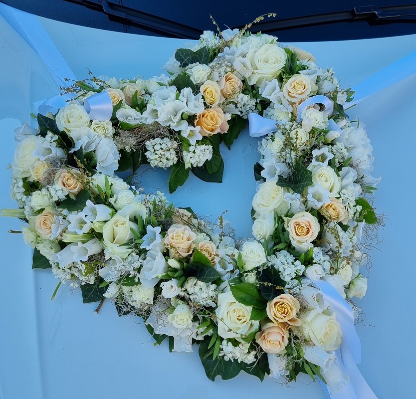 autodekoration-weiß-aprikot Schöne Autodekorationen zur Hochzeit und Blumenauswahl passend