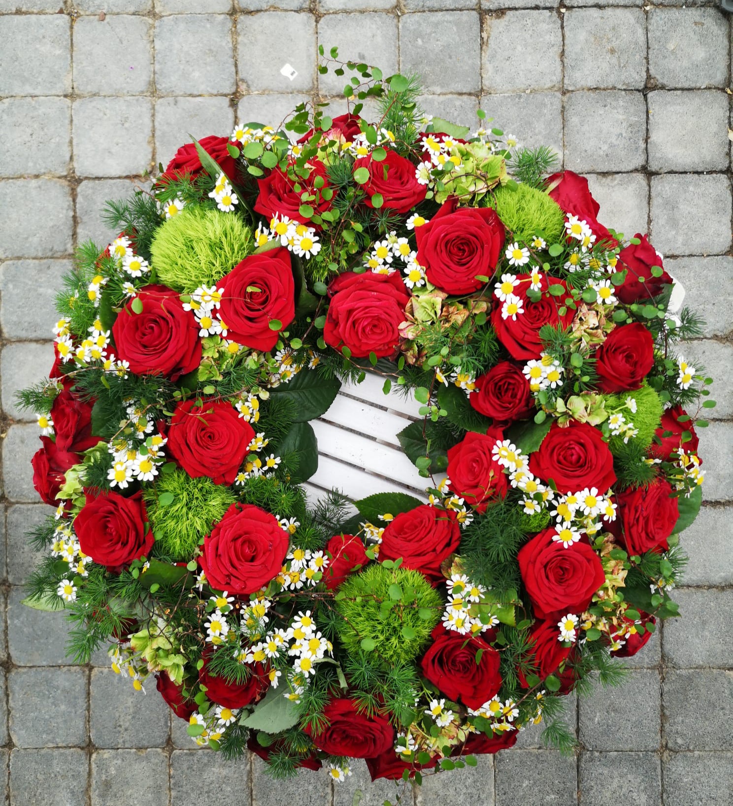 rundgesteckter-trauerkranz-rote-rosen rndgesteckter trauerkranz mit vielen roten rosen