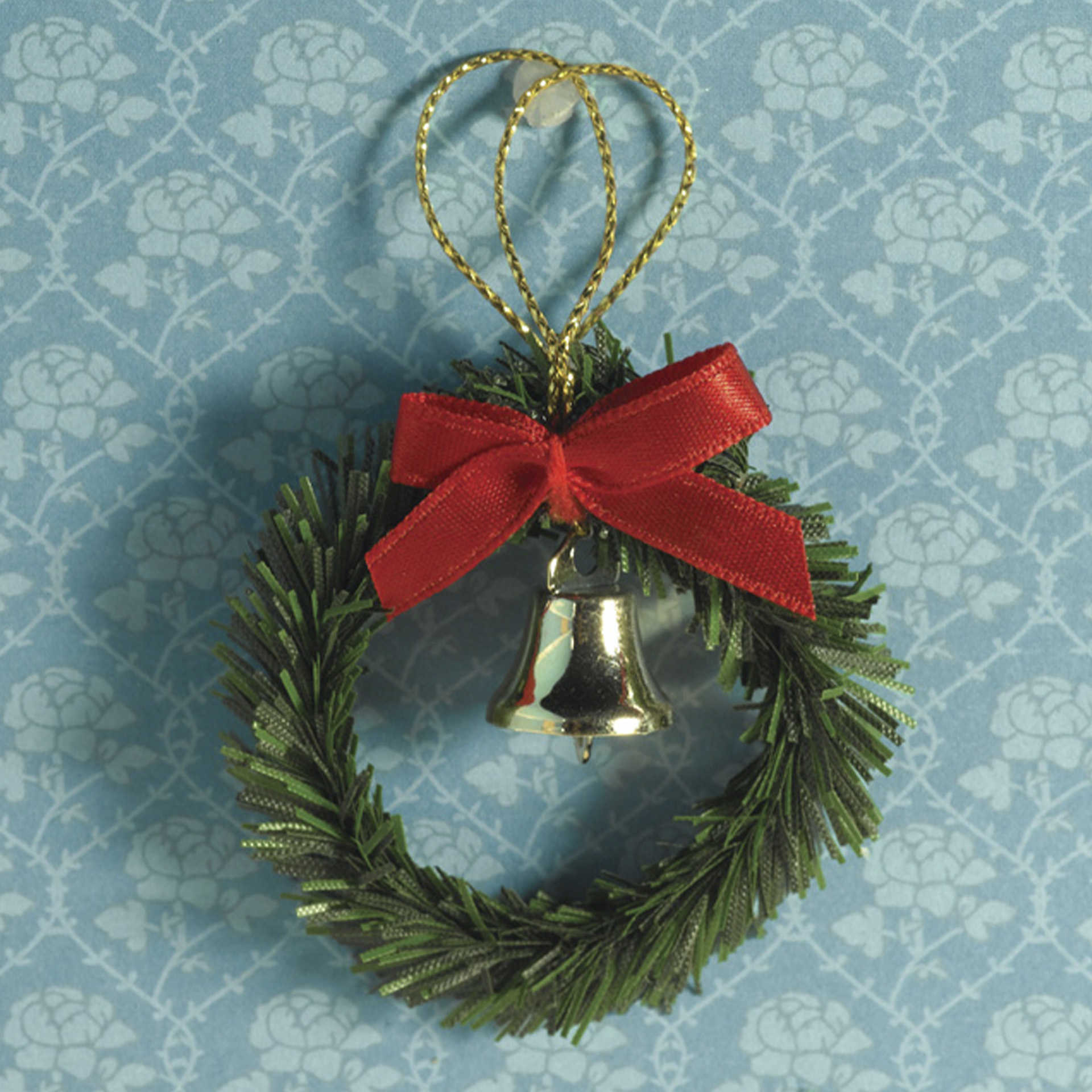 weihnachtlicher grüner Türkranz mit roter Schleife und goldfarbener Glocke