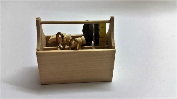 Werkzeugkiste hell mit Holzwerkzeug Werkzeugkiste hell mit Holzwerkzeug