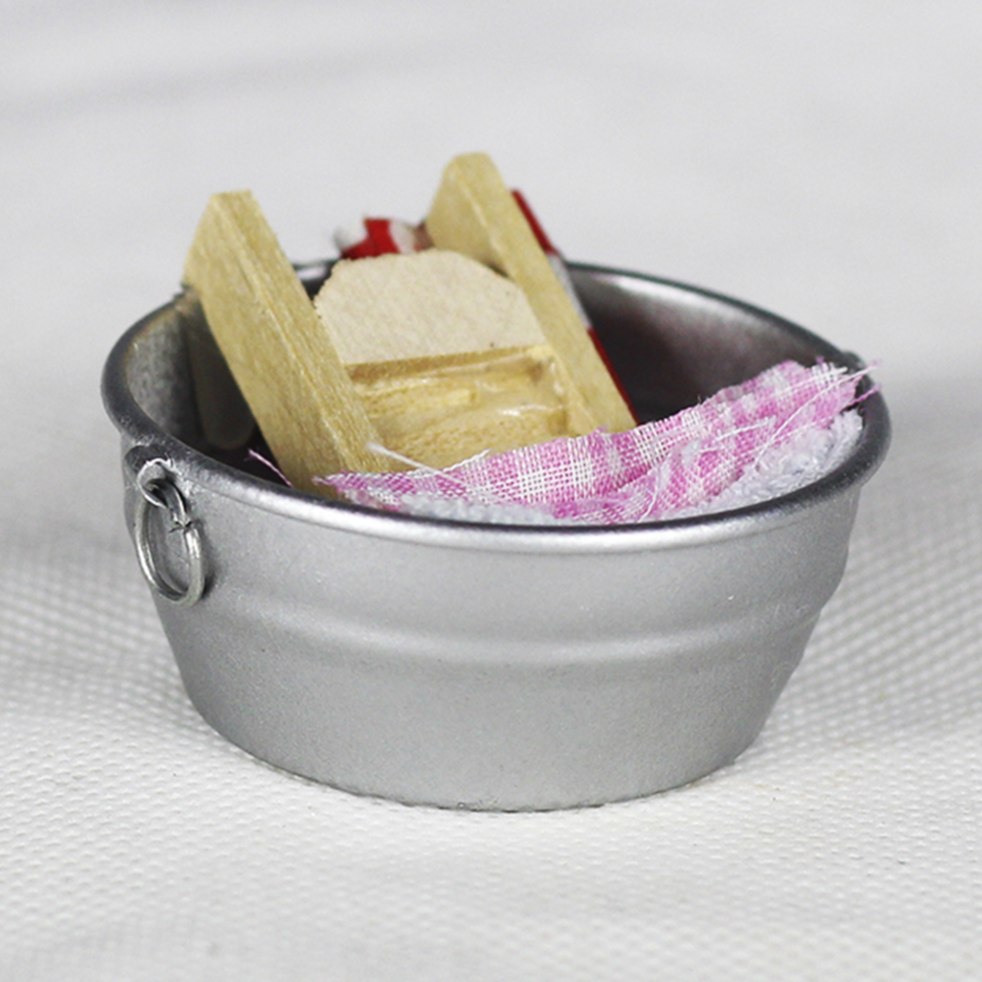 silberner Zuber mit Waschbrett  und Stoffteilen