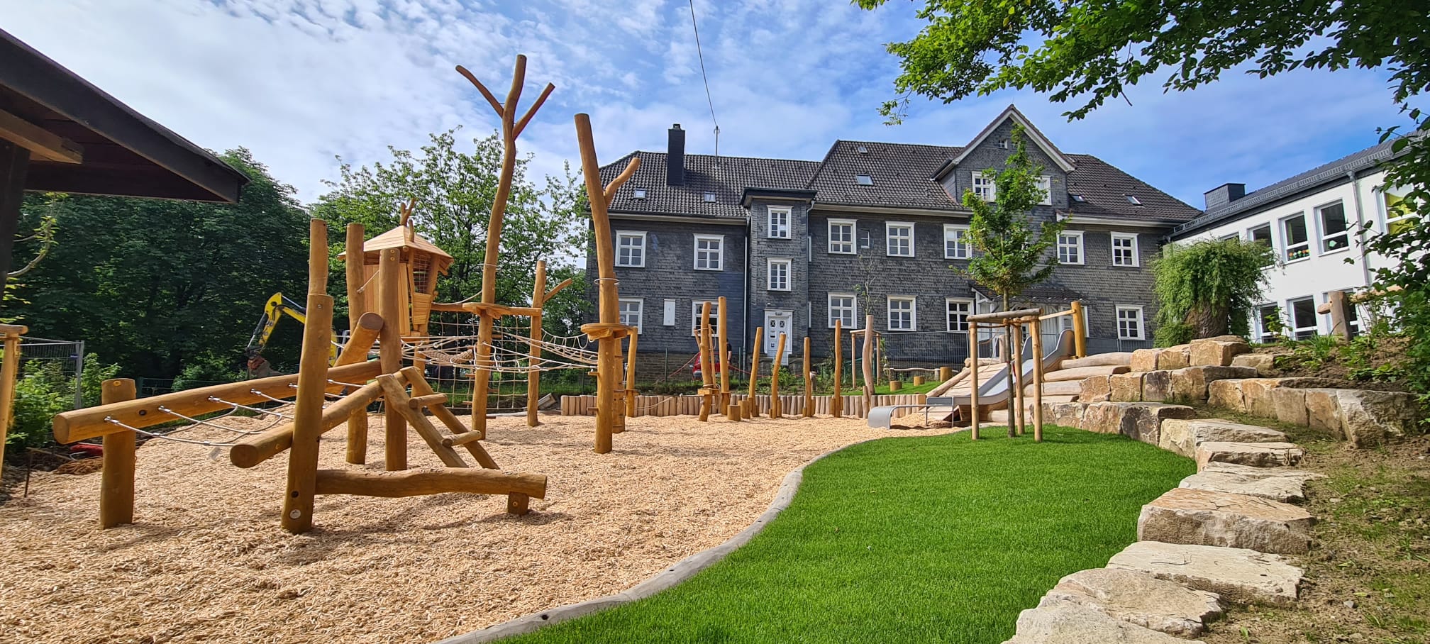 spielplatz aus robinienholz
