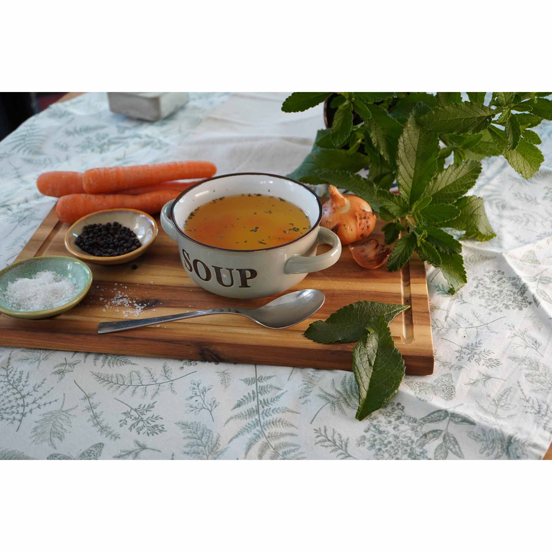 suppentasse auf holzbrett mit möhren und blättern der suppenliebe, Suppe, Karotten, Brühe, Holzbrett, Kräuter