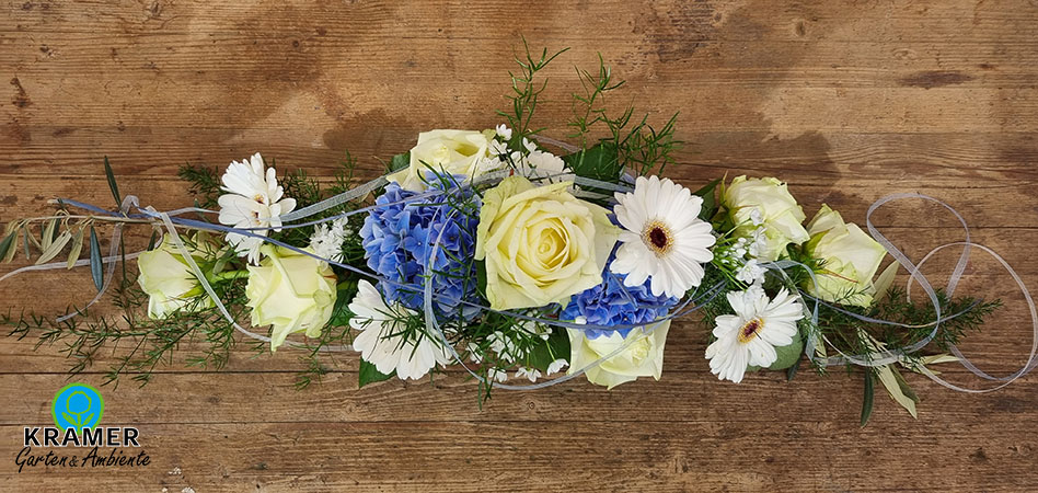 Tischdeko-weiss-blau-gelb Tischdeko mit blauen, weißen & gelben Blumen