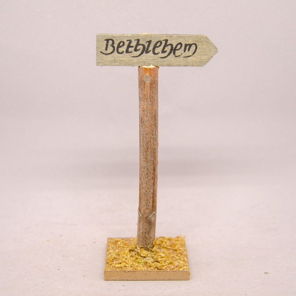 Holzschild weist den Weg nach Bethlehem Richtung rechts