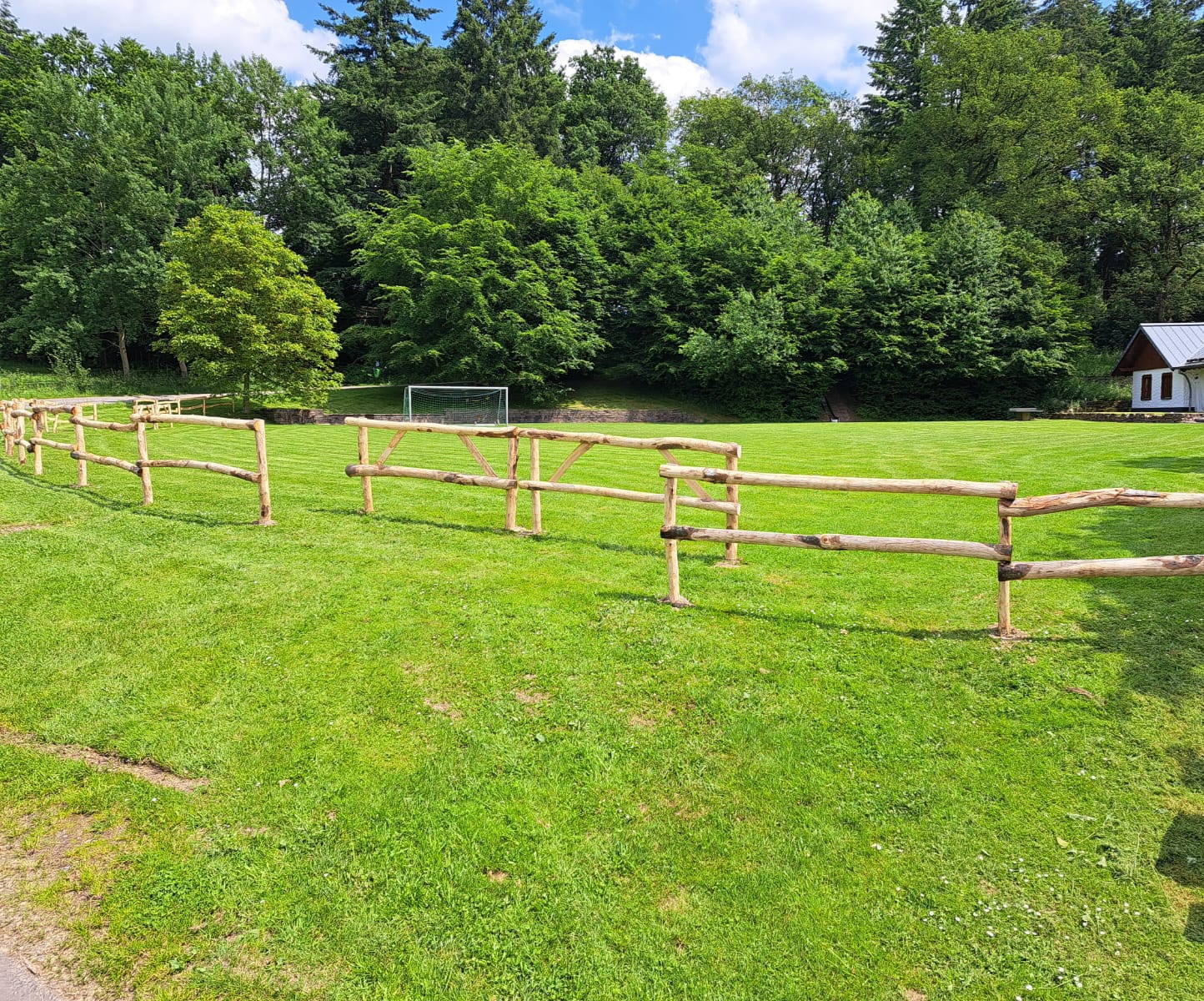 Durchlaufschutz Fußballplatz aus Edelkastanienholz