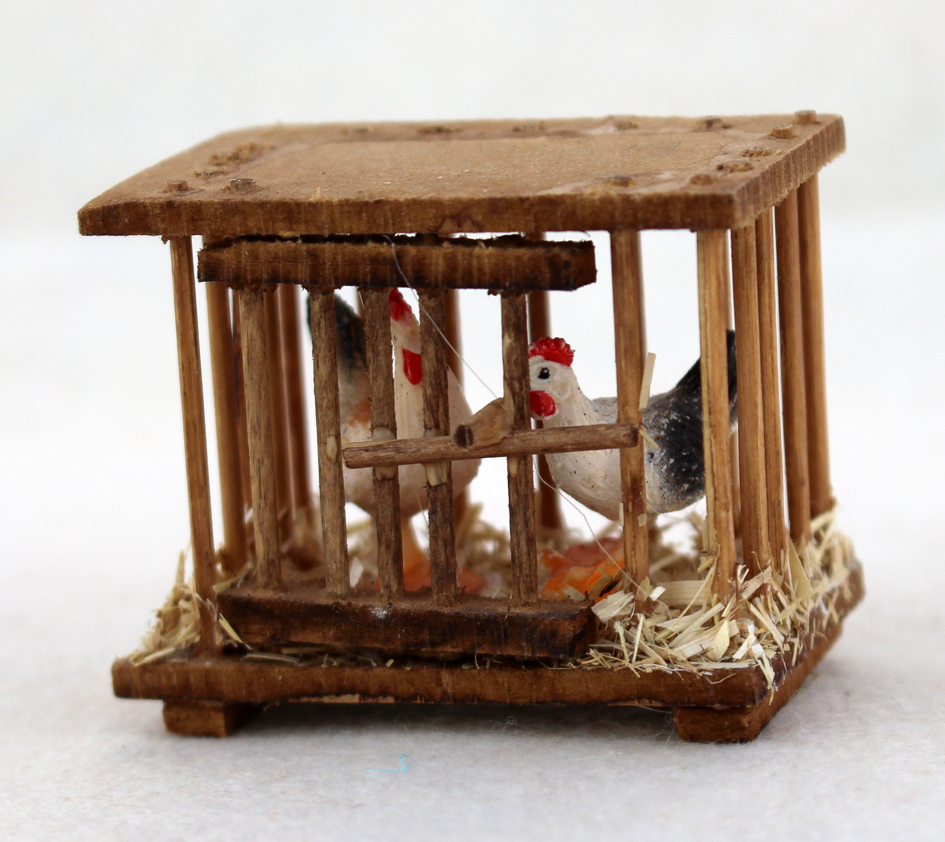 Holzkäfig mit Hühnern
