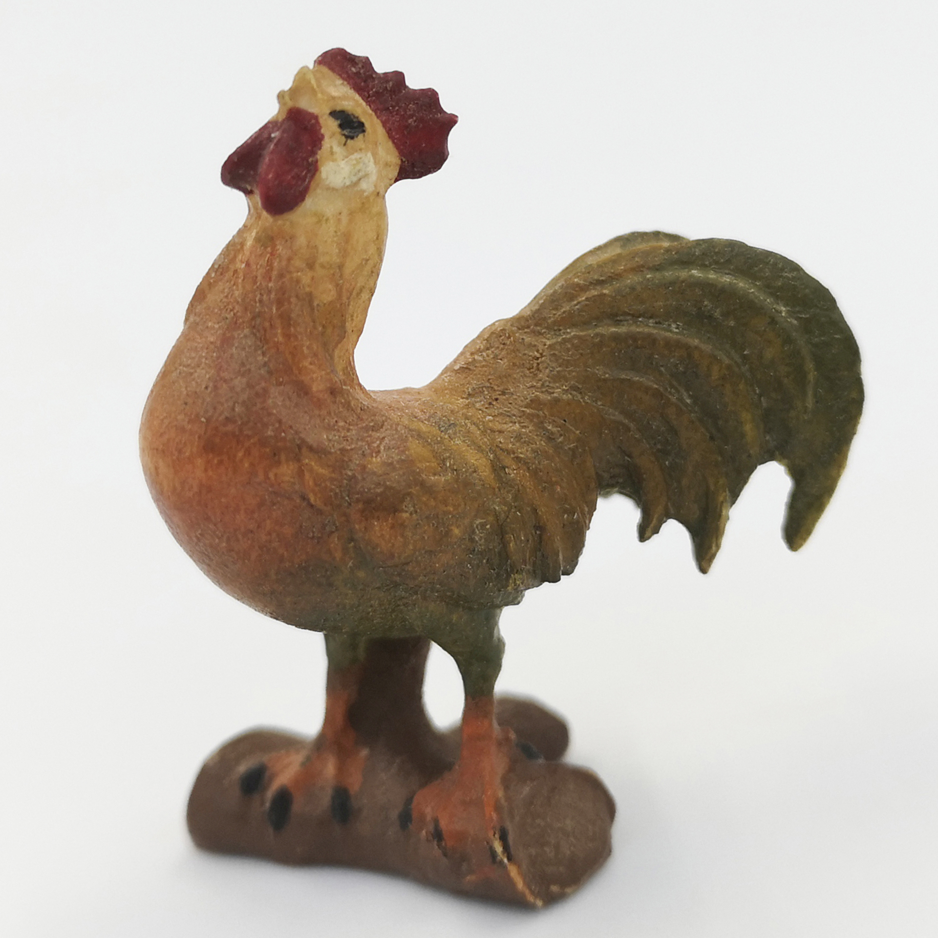 Hahn steht auf Ast passend zur Bethlehem Krippe