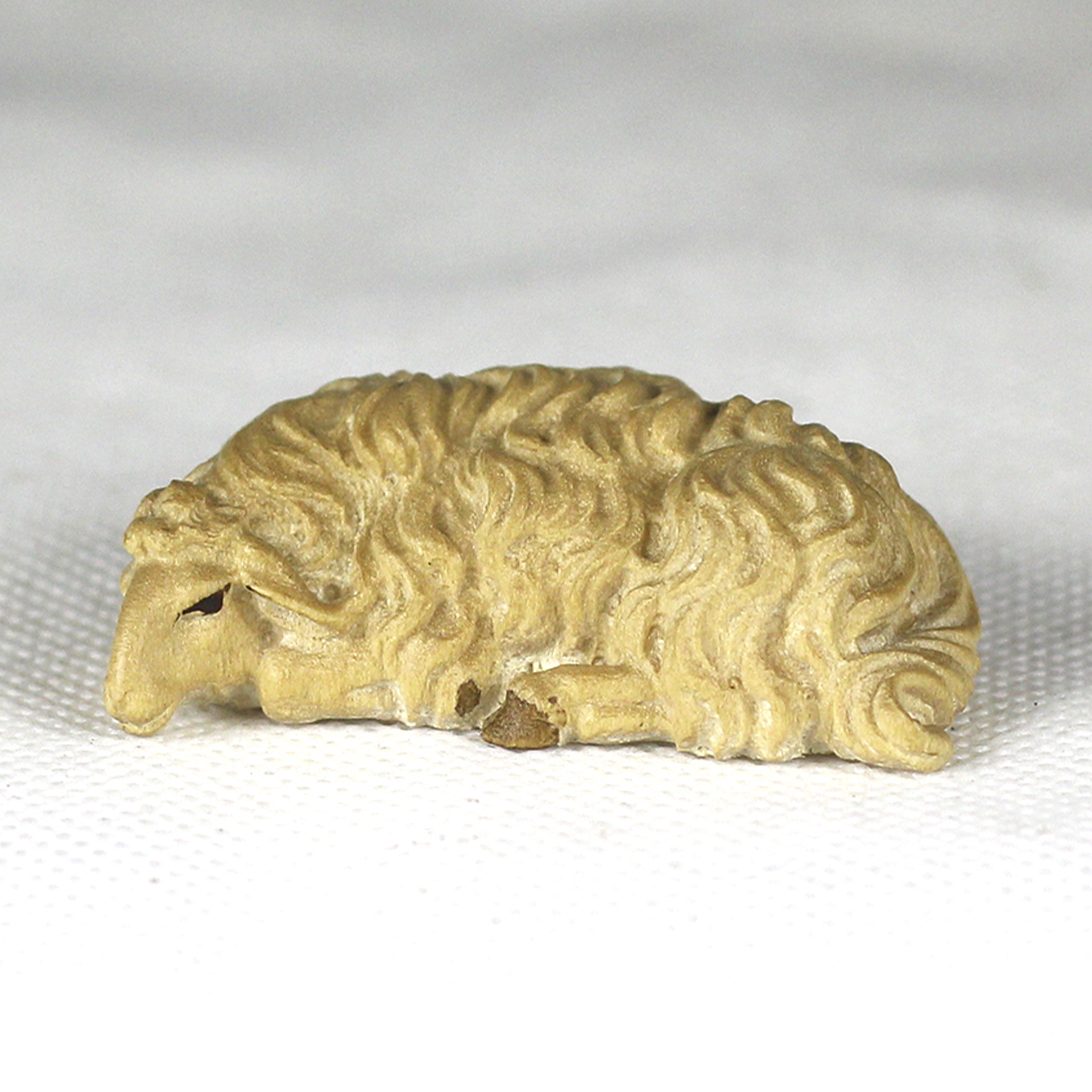 Holzfigur Schaf schlafend