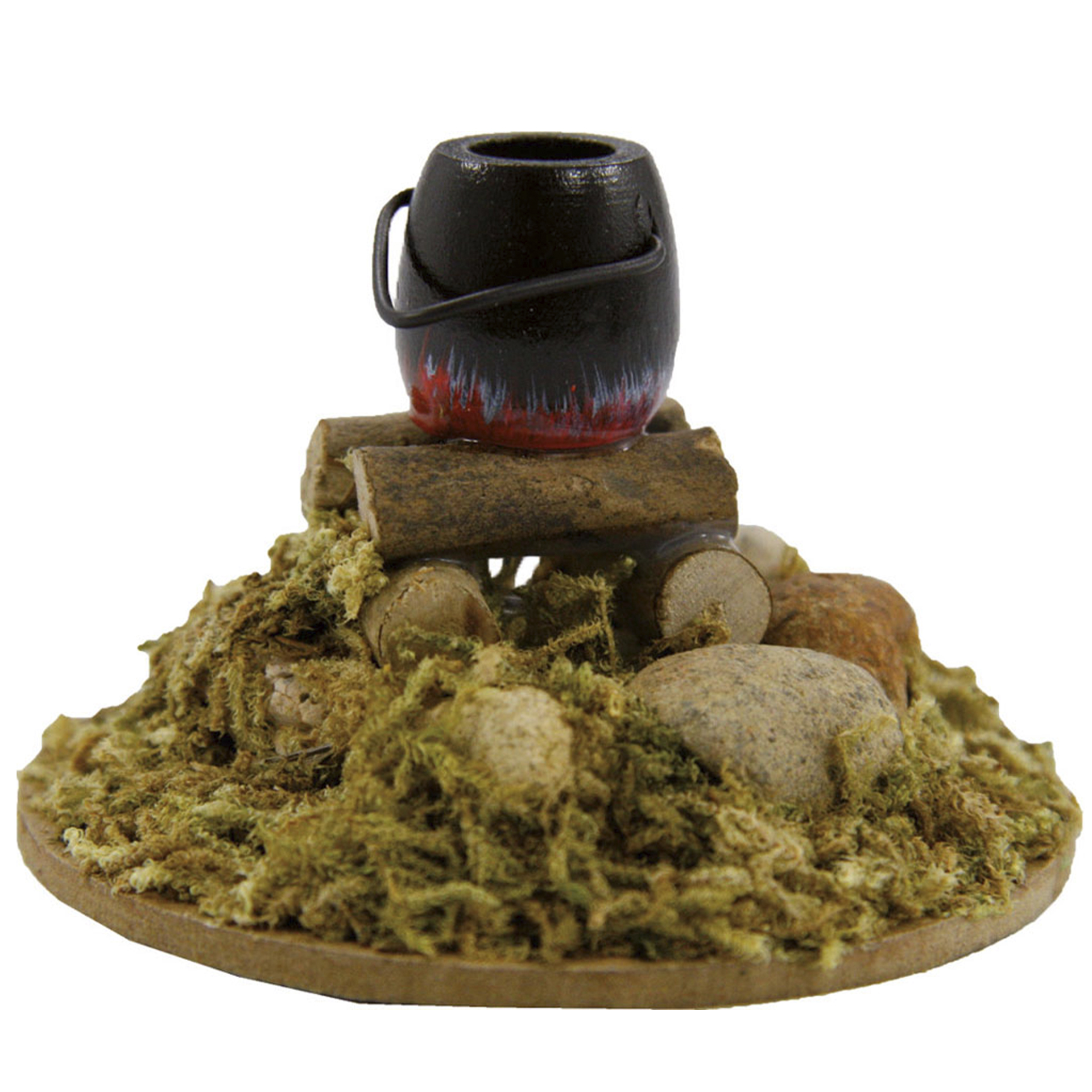 Holzstoß auf Platte mit Metallkessel