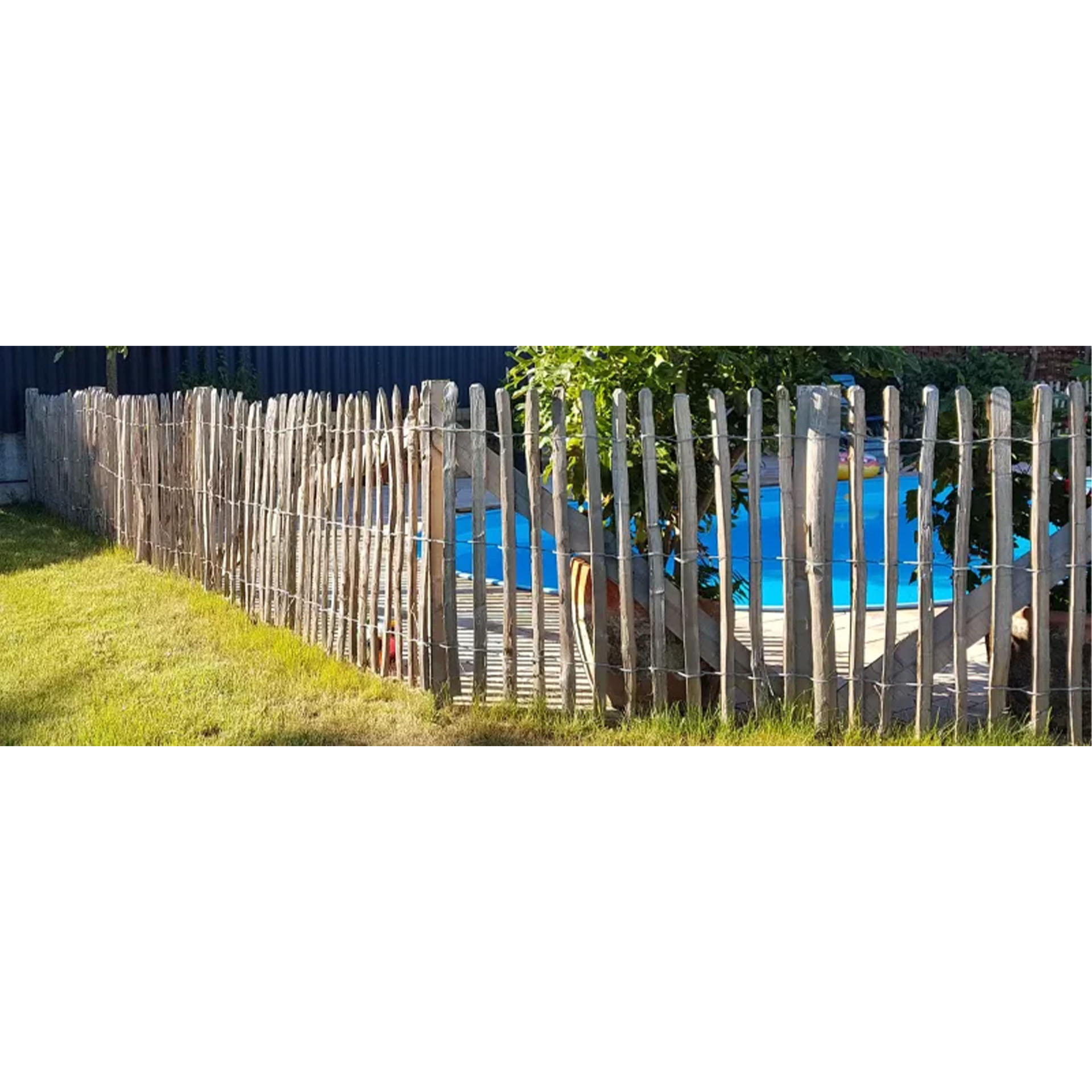 Holzzaun um Pool herum