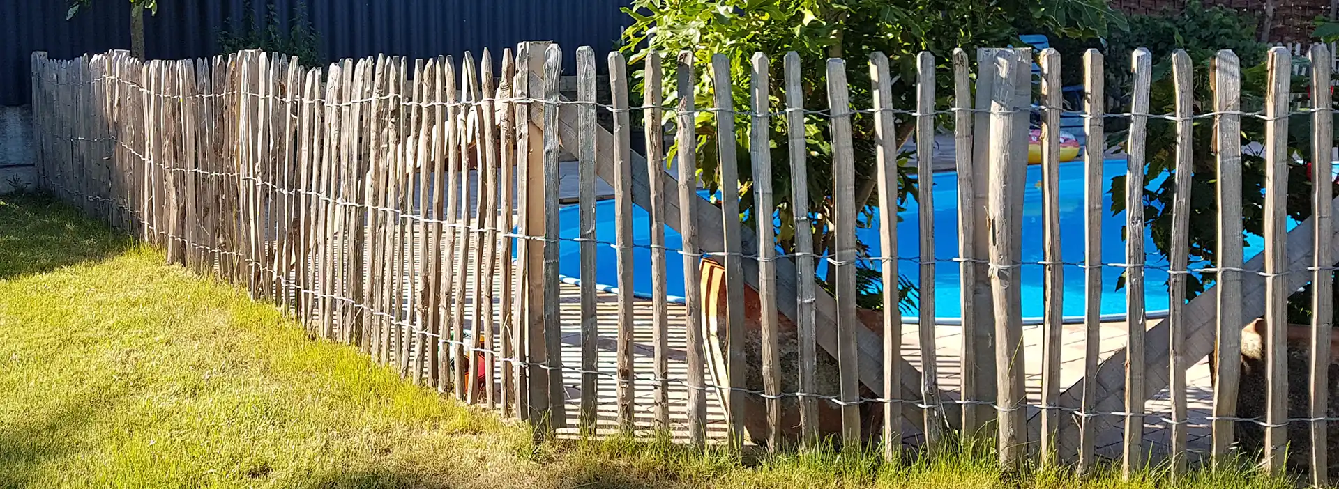 Staketenzaun Pool-Umrandung Staketenzaun eignet sich für schöne Umrandungen wie z.B. um den Pool