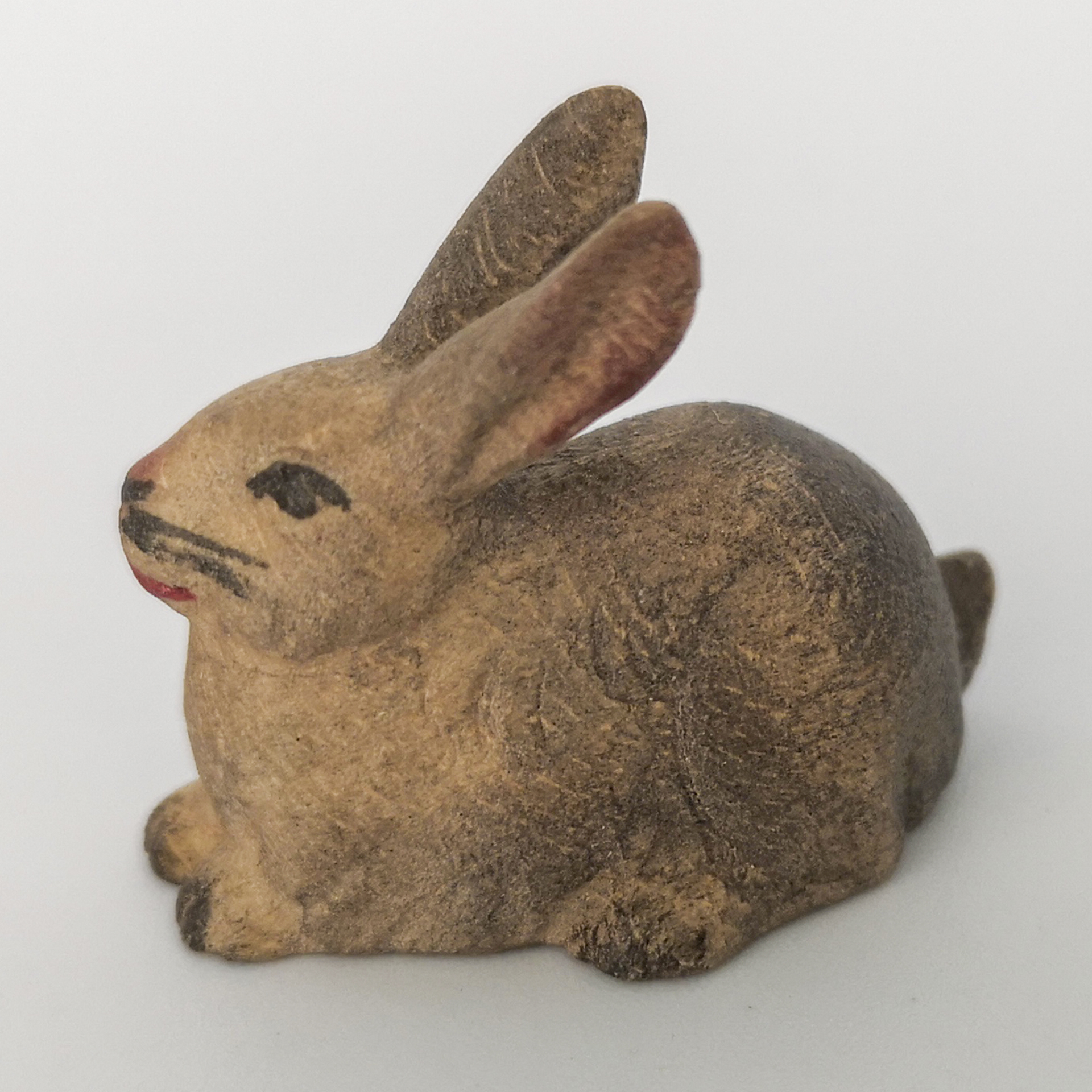 sitzender Hase mit hochgestellten Ohren