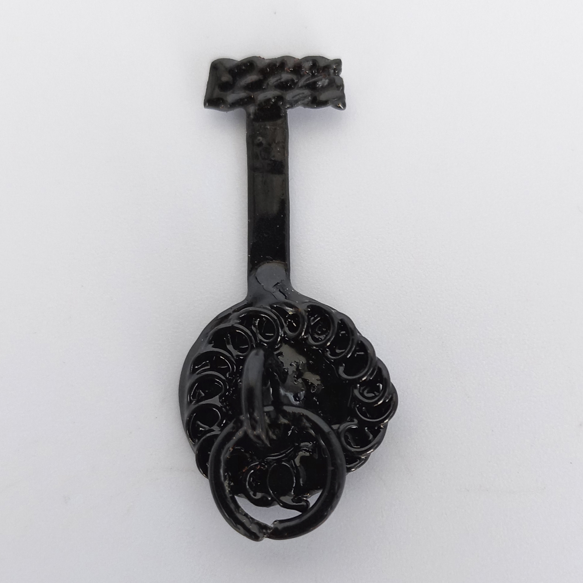 schwarz lackierter Türklopfer aus Metall, länglich mit Ring