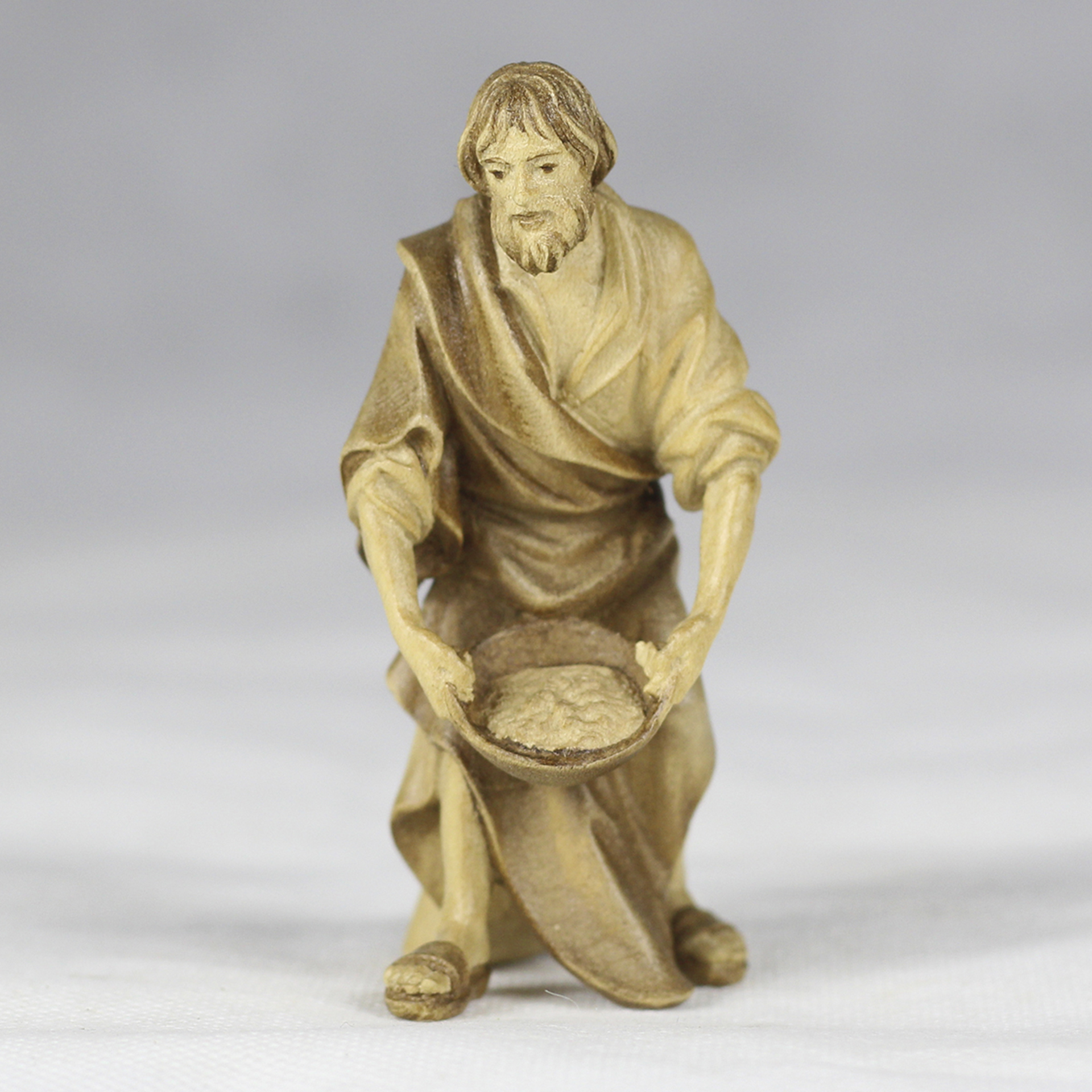 Hirte hält Salzschüssel in beiden Händen