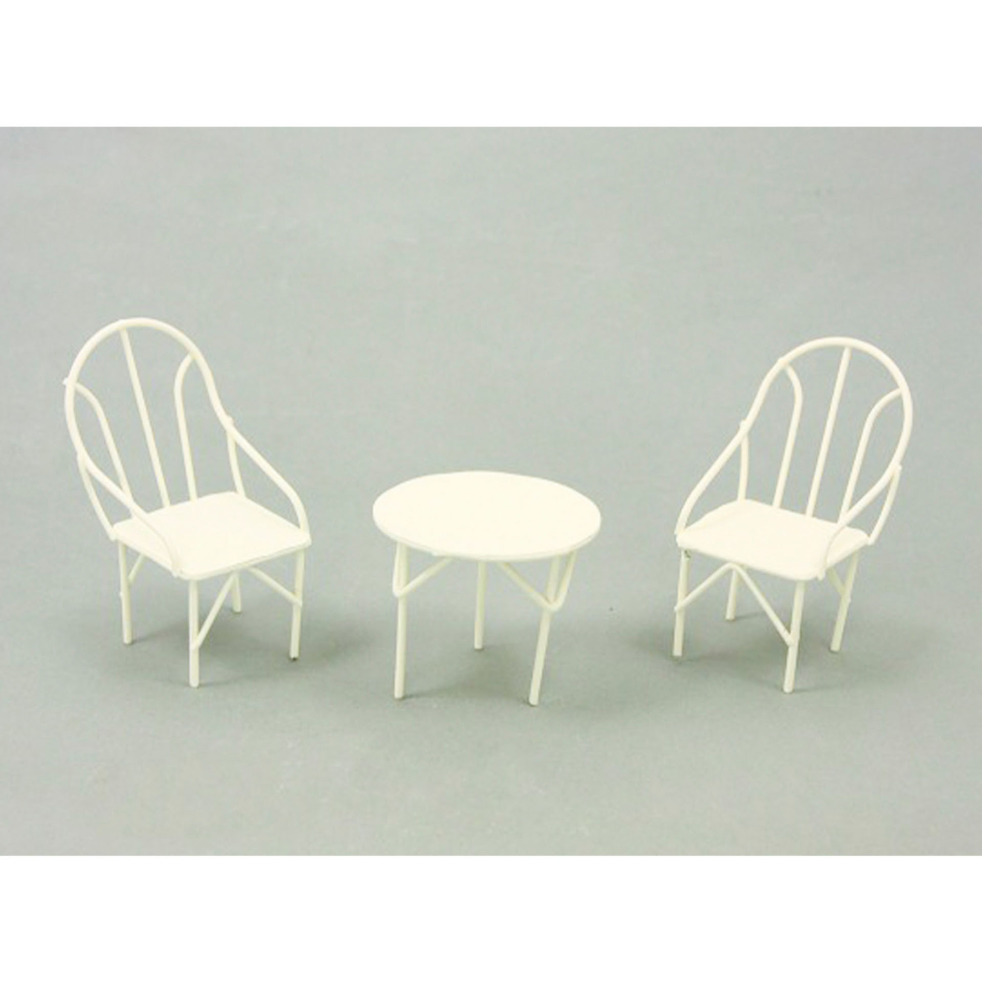 Weiße Sitzgruppe bestehend aus Tisch und zwei Stühlen für den Wichtel und den Minigarten
