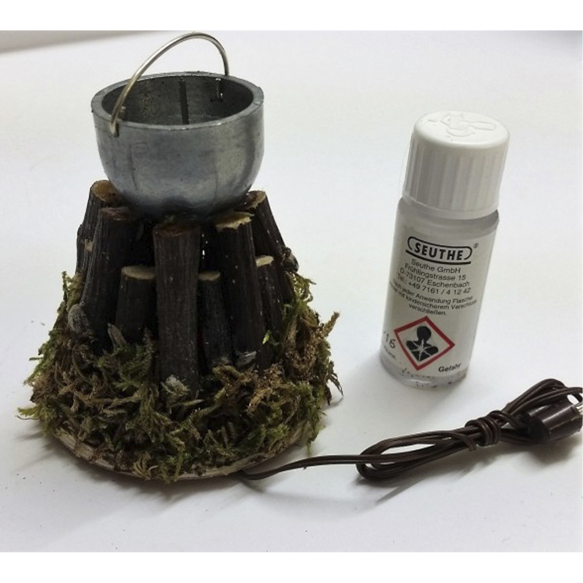 Feuerstoß Rauchkessel Zinnkessel auf Holzstoß mit Rauchdestillat