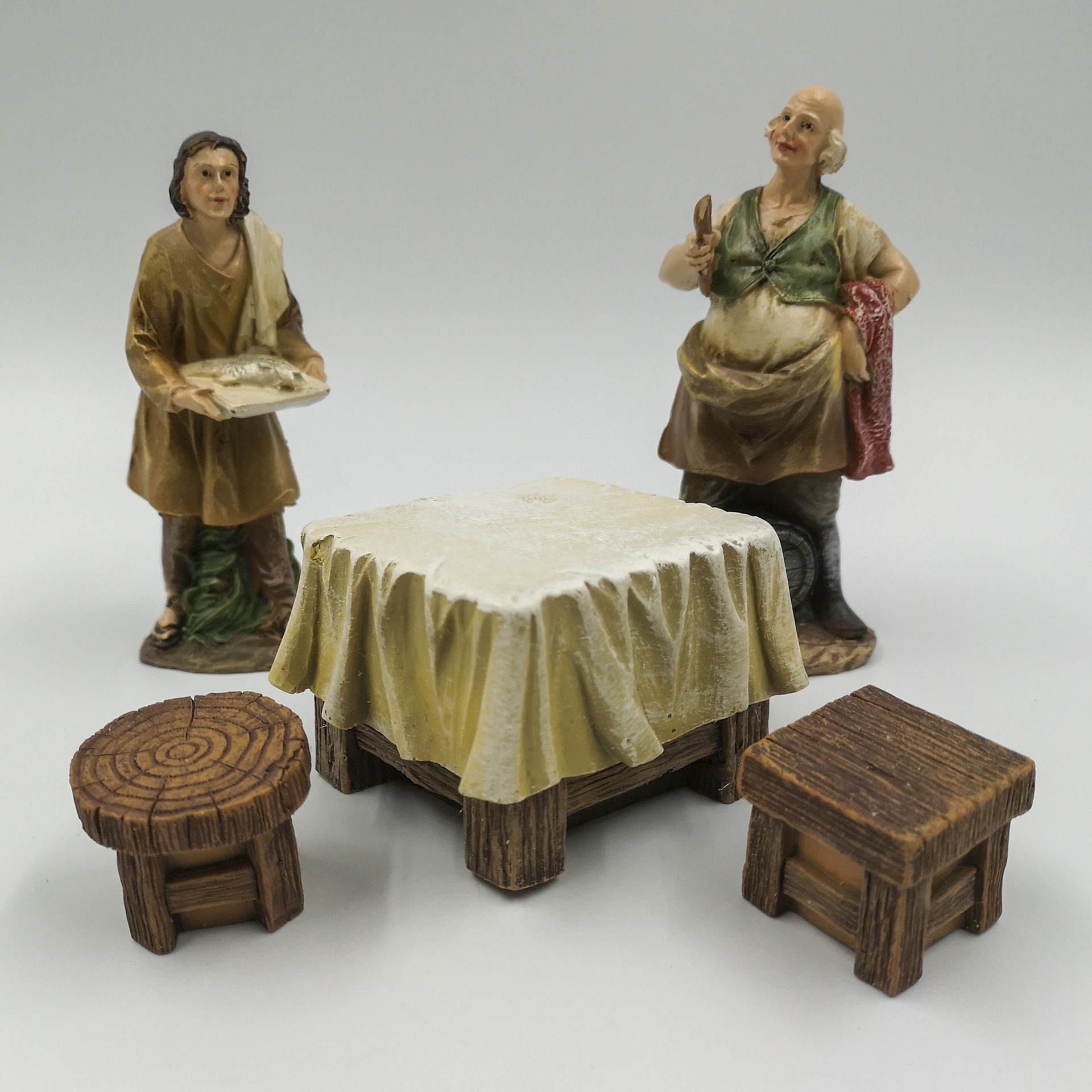 Zwei Köche stehen um Tisch mit Hockern