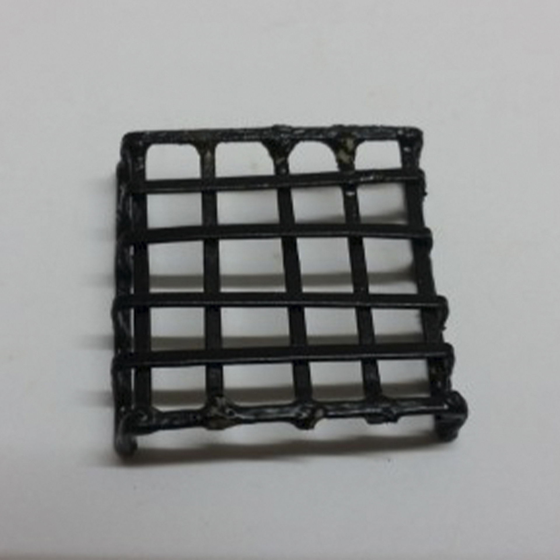 schwarz lackiertes Fenstergitter für den Krippenbau