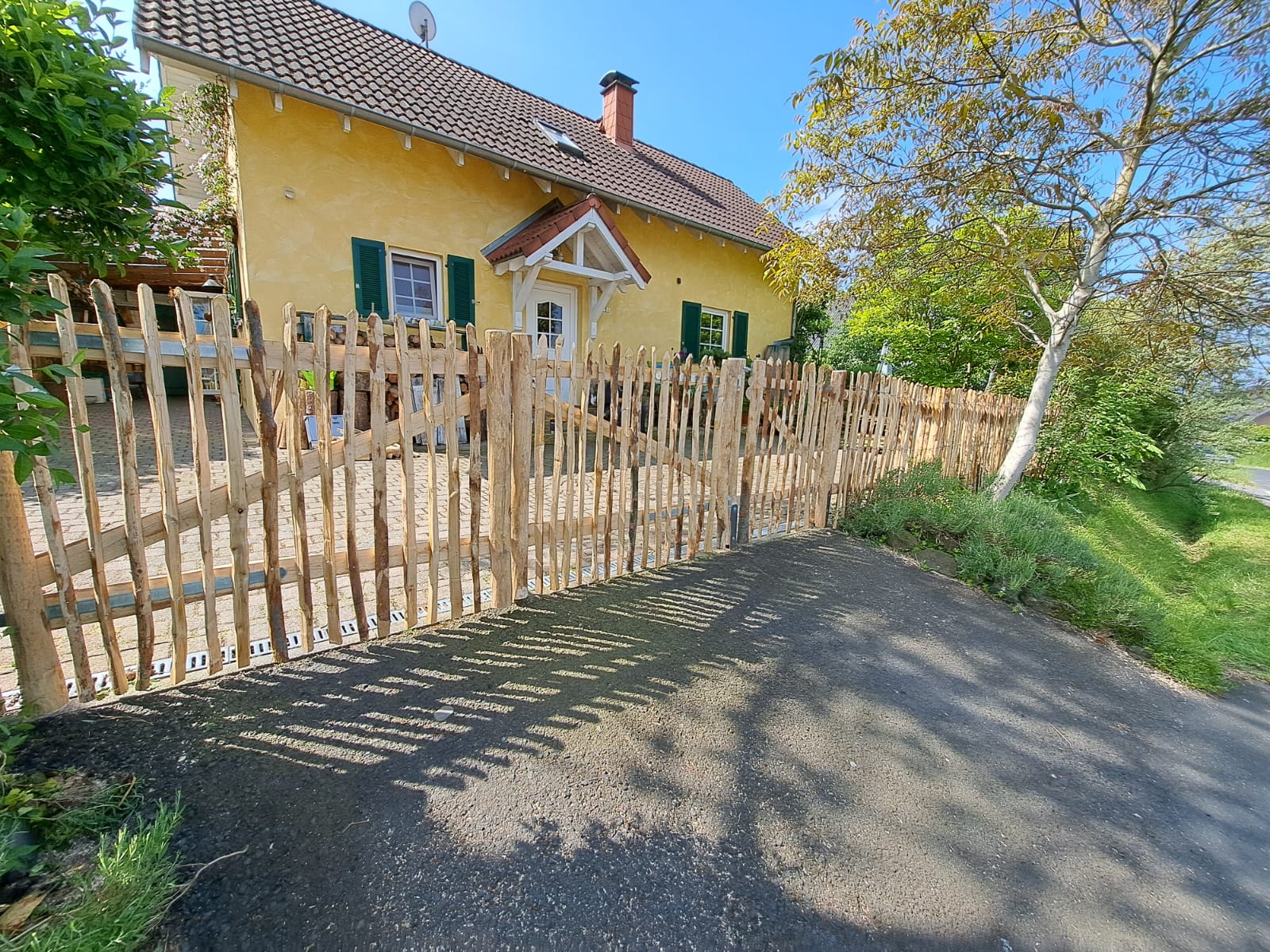 Staketenzaun mit einem Doppeltor