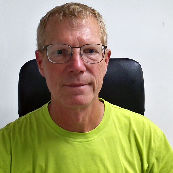 Person, Brille, Kurze Haare, Neongrünes Hemd, Bürostuhl