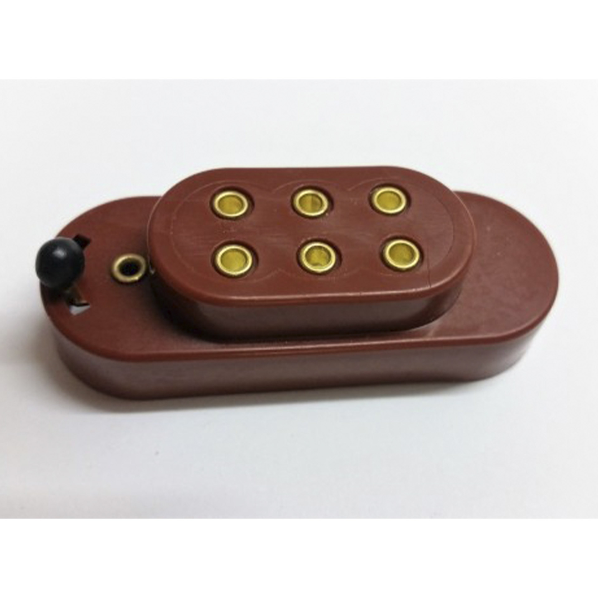 braune Kappe mit drei Steckdosen