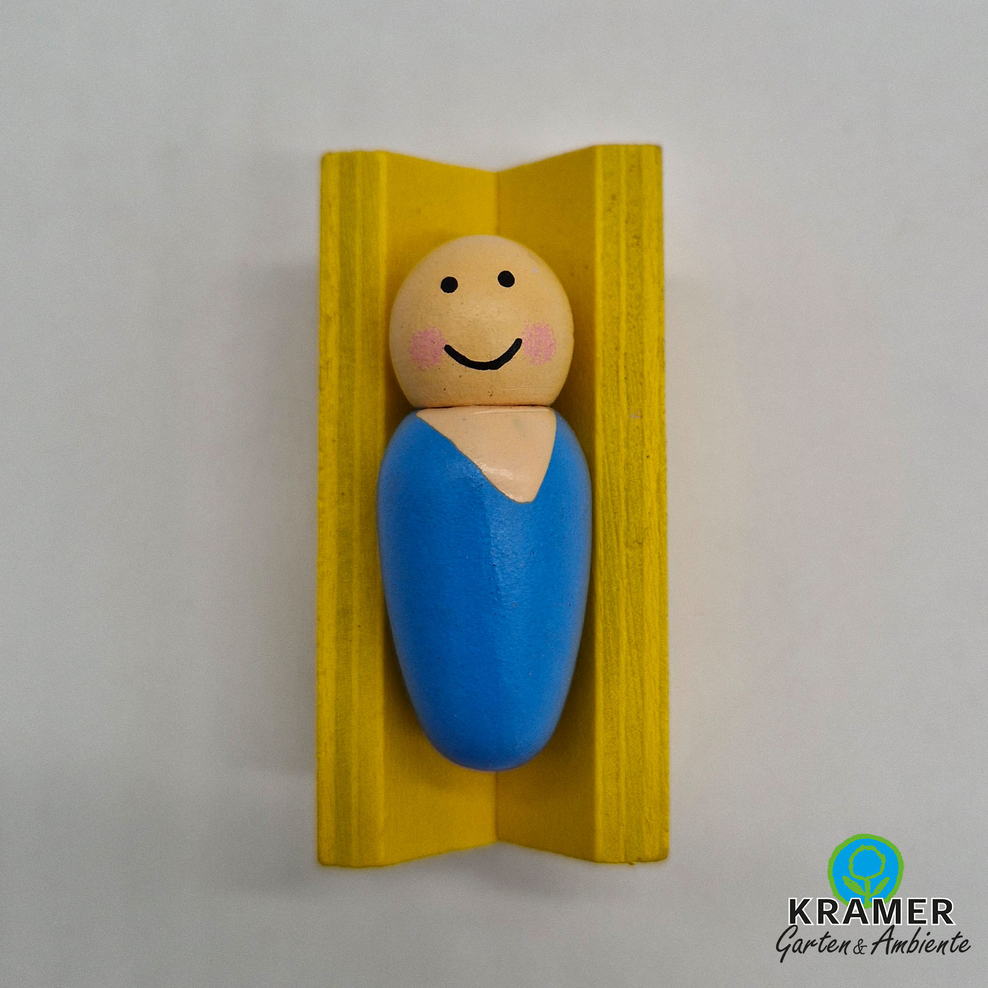 Holzfigur, Klemmfigur, Blaue Kleidung, Gelbe Wand, Lächelndes Gesicht