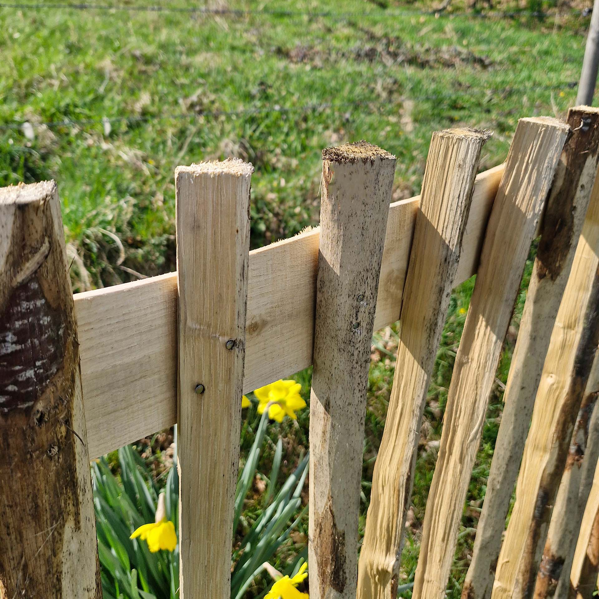 holzzaun, zaun, naturholz, holzlatten, handwerk