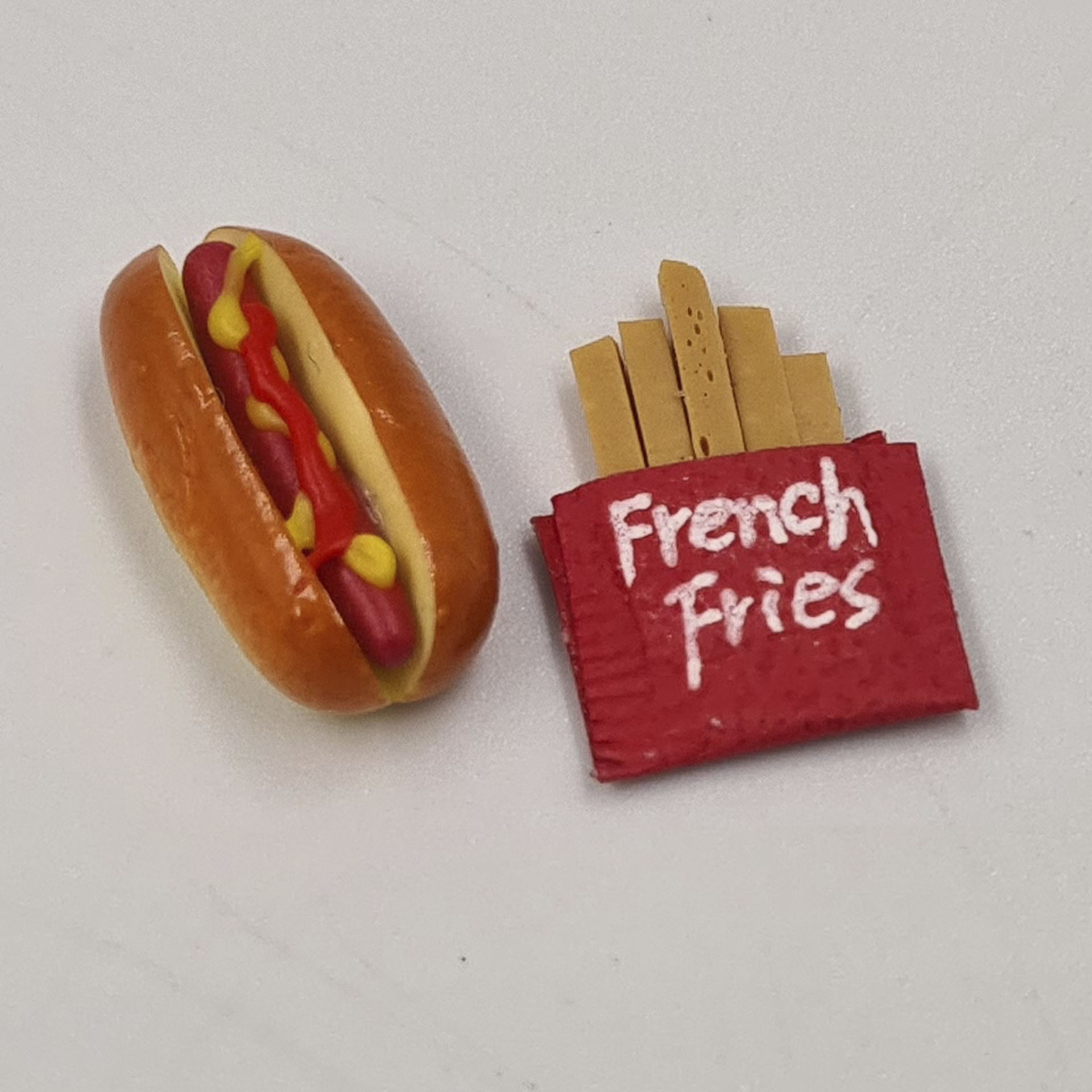 Hotdog mit Fritten für den Wichtel