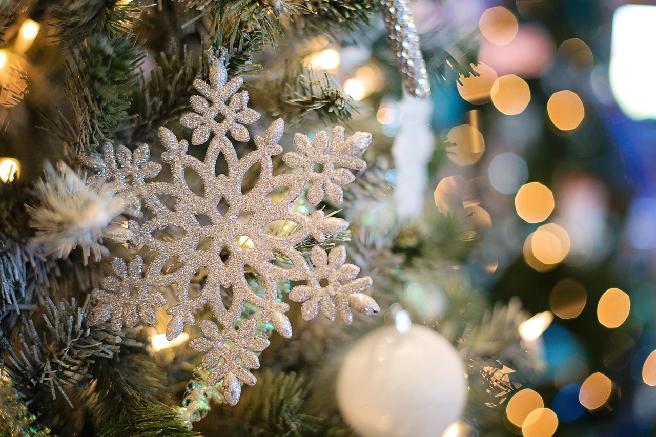 Die Entstehung & Bedeutung des Advent weiße schneeflocke aus baumanhänger