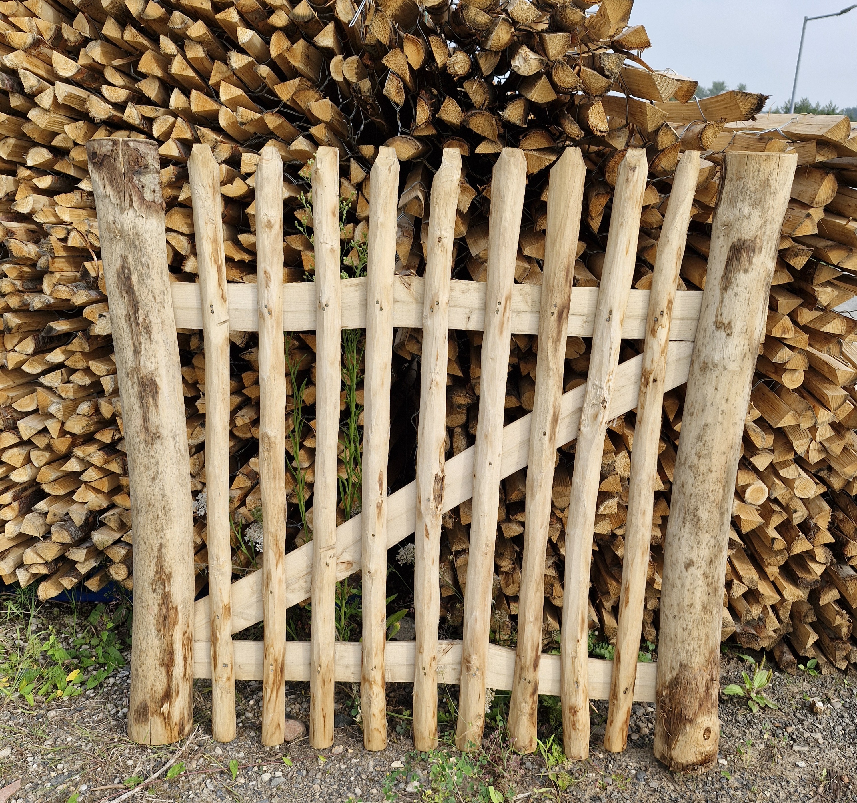 Holztor aus Staketen