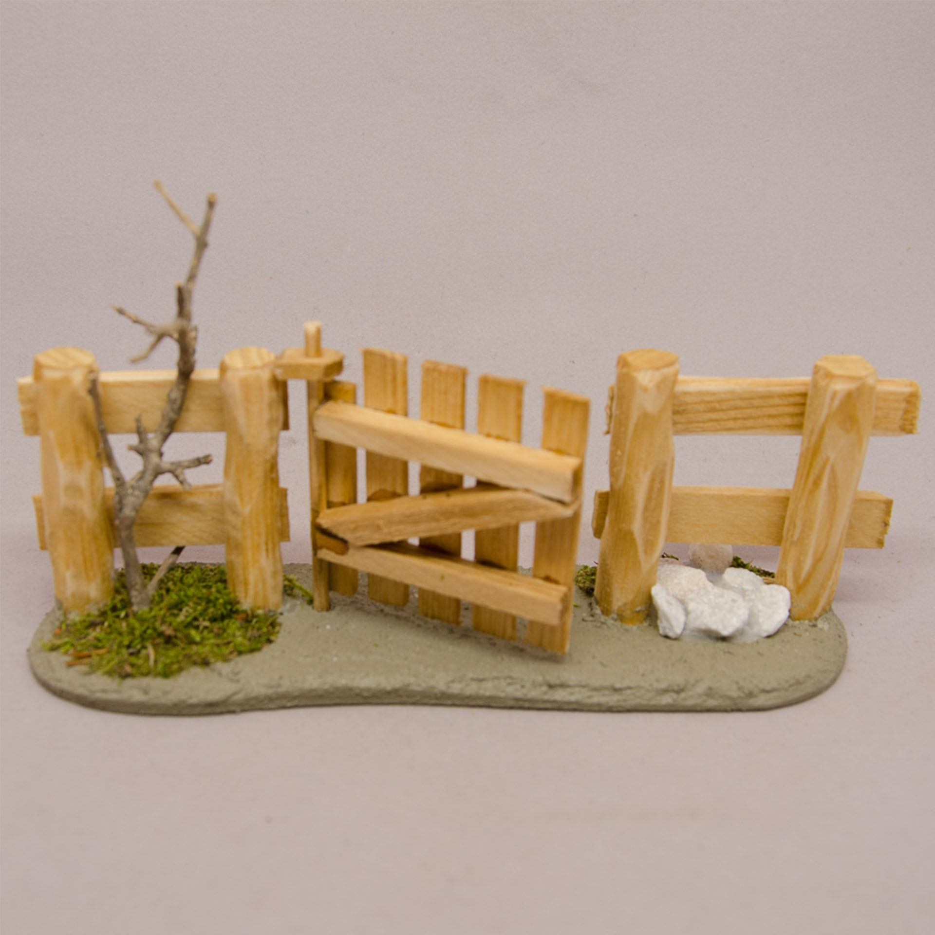 Holzgatter mit Tor, geschnitzt Holz, Sperrholz, Schnittholz, Baum, Topfpflanze