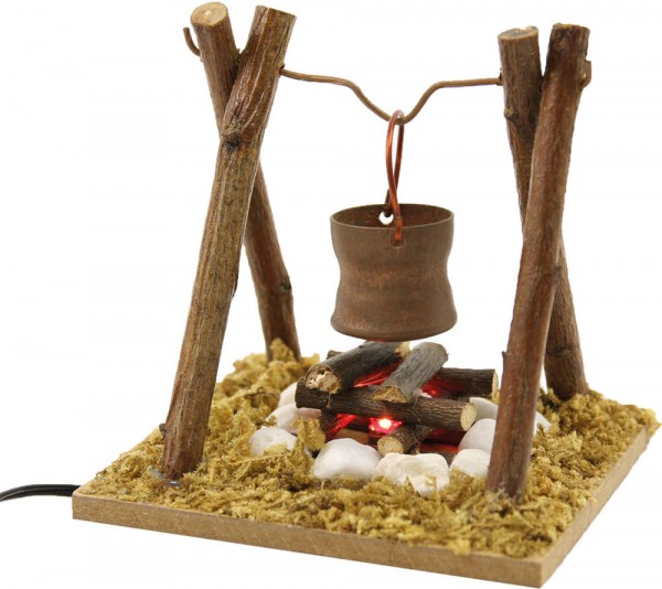 Kupferkübel über beleuchteter Feuerstelle