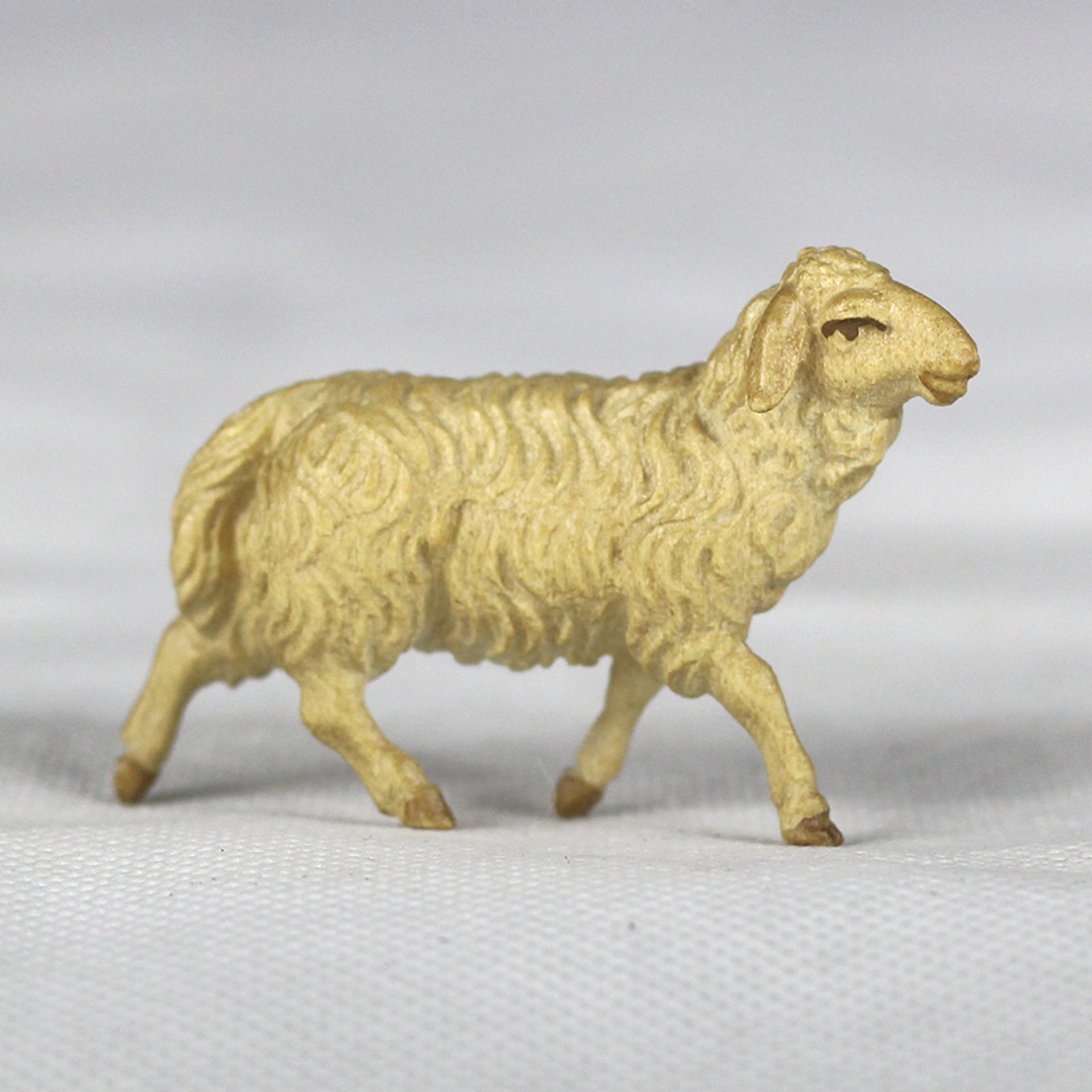 Holzfigur Schaf laufend