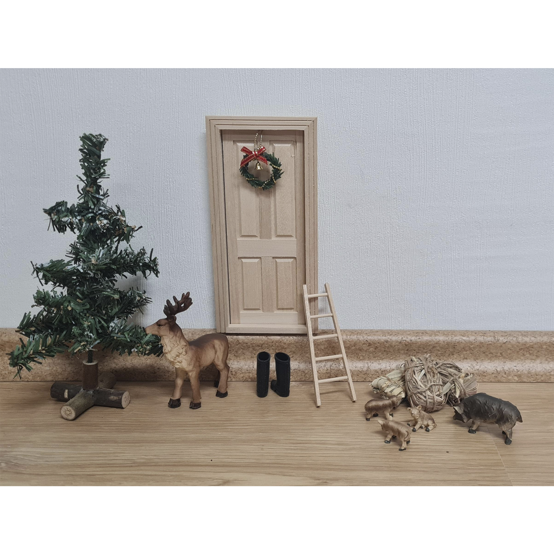 Wichteltür mit Leiter und Tiere des Waldes