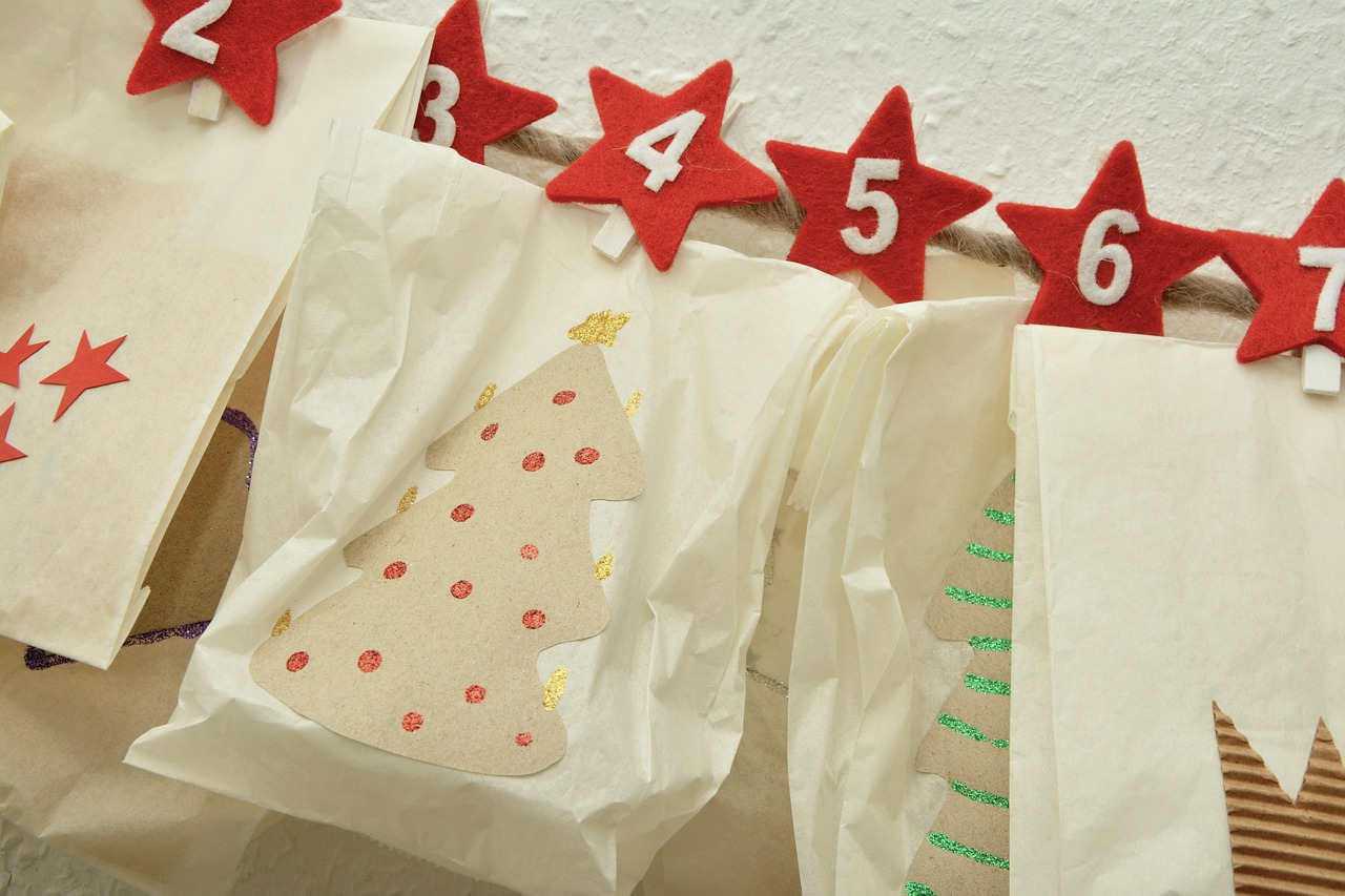 adventskalender aus weißen tüten