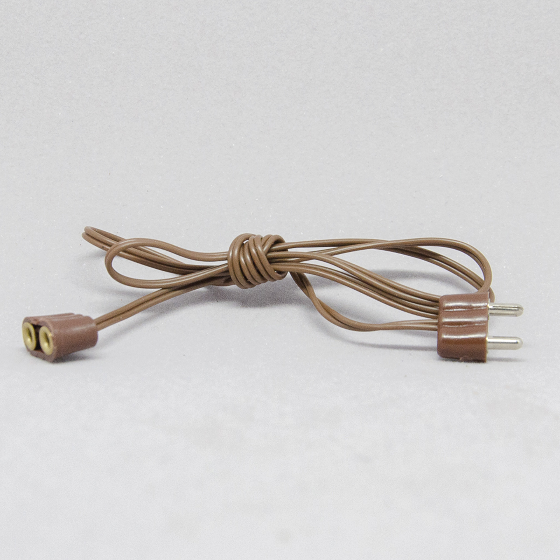 braunes Verlängerungskabel mit Stecker und Kupplung