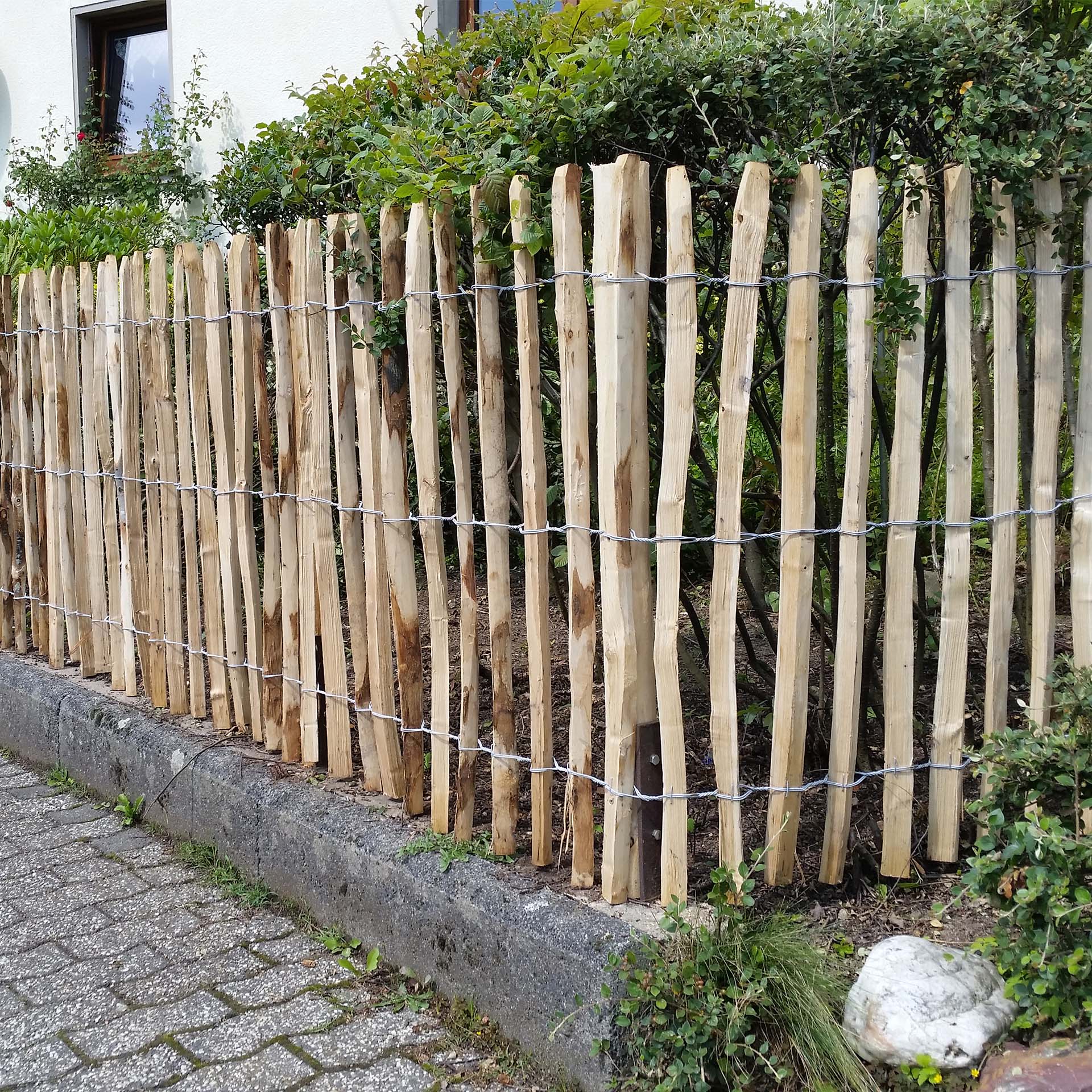Staketenzaun als Gartenzaun, Grenze zu Bürgersteigaun, Zäune, Holzzaun, Stacheldraht, Gartenzaun, Holzlatten