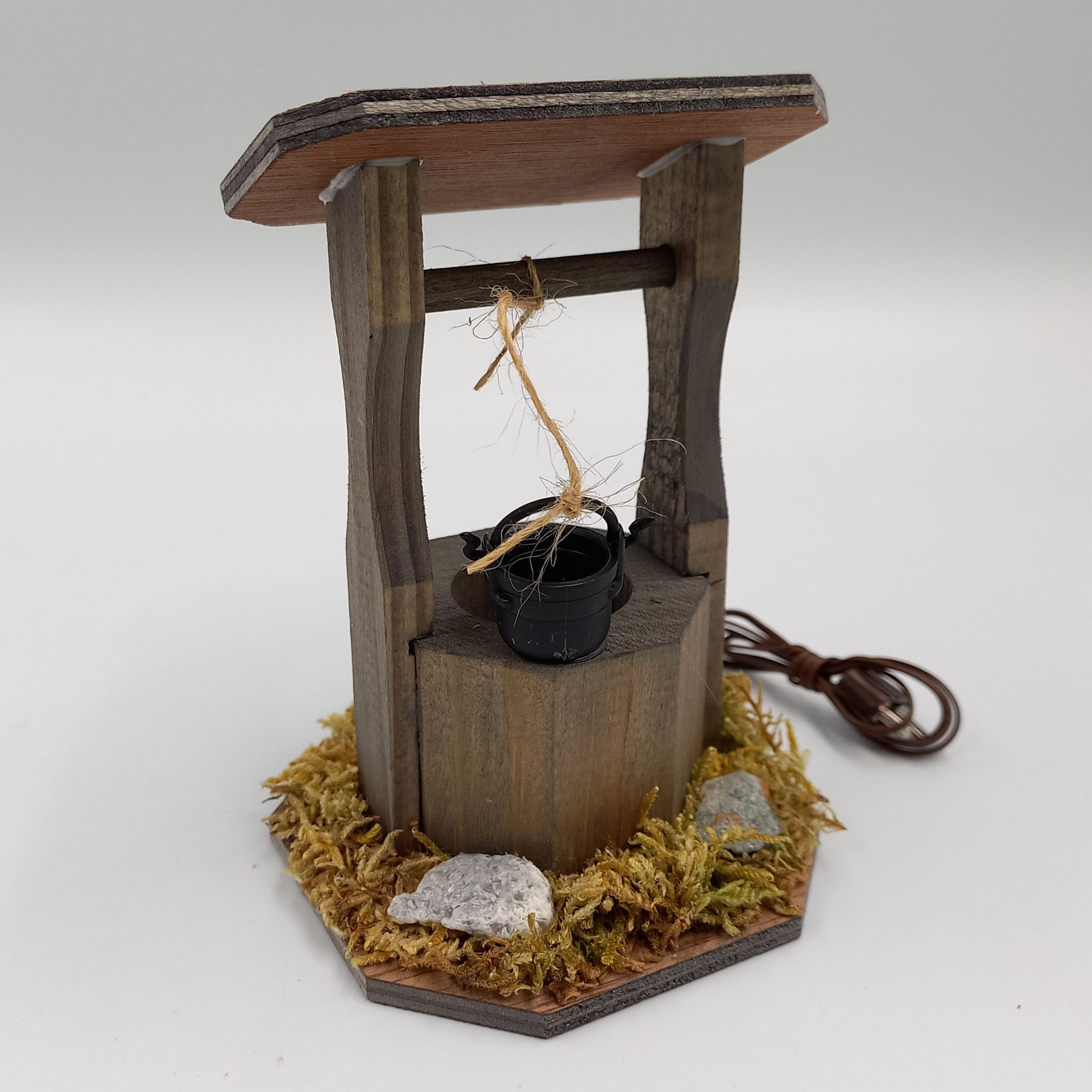 Brunnen mit Beleuchtung Holz, Holz, Menschenmenge, Person