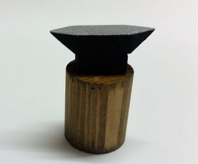 Amboss auf Holzständer_154302 Amboss auf Holzständer