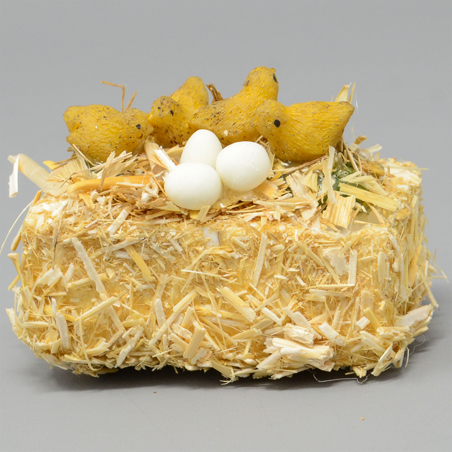 Strohballen mit Küken gelbe Küken und Eier auf Strohballen