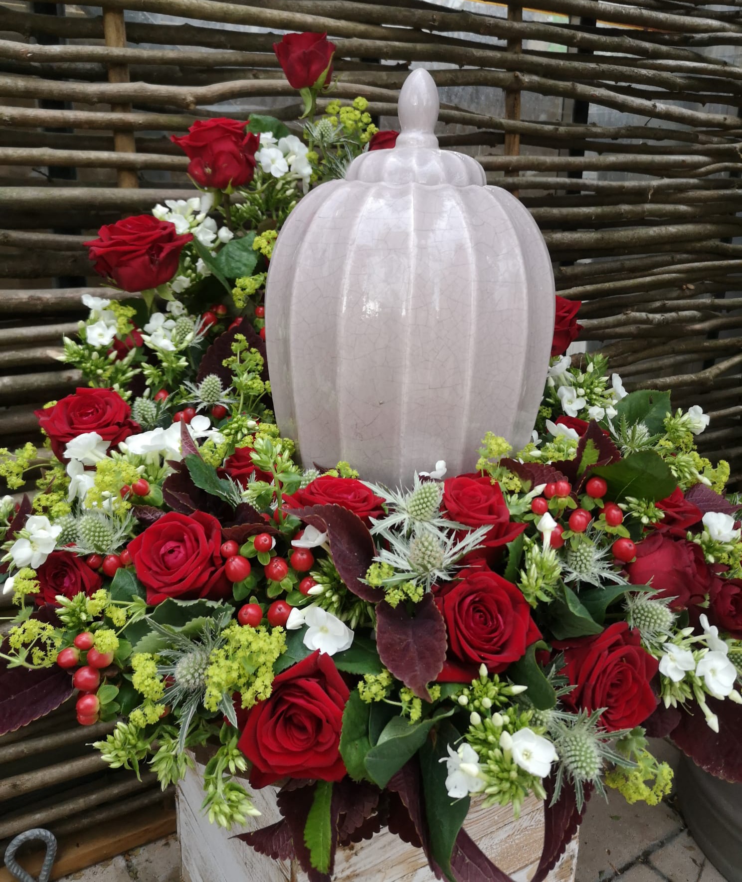 urnengesteck-rote-rosen Großes Urnengesteck mit vielen roten Rosen